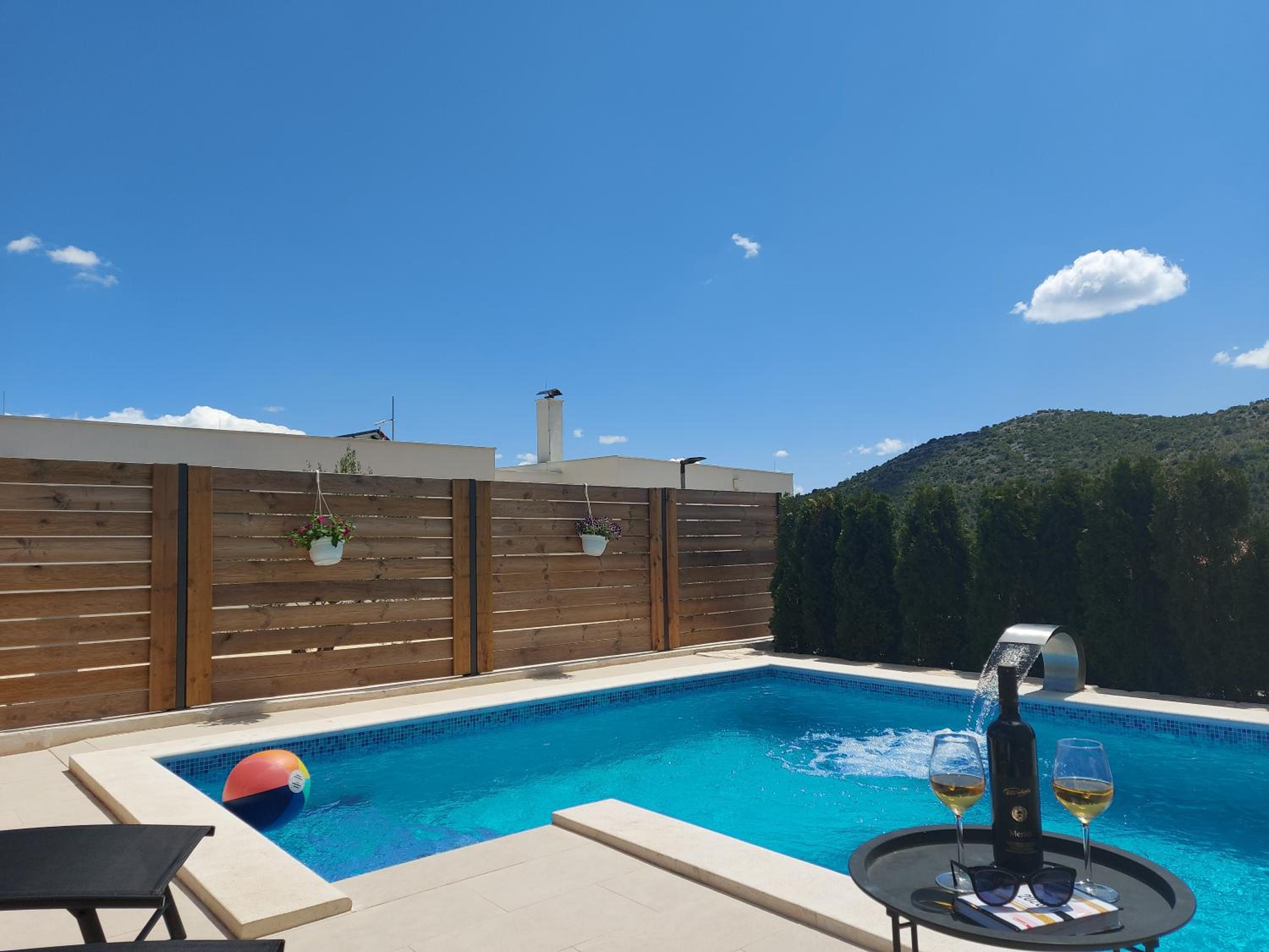 Villa Belitzein with swimming pool view 4