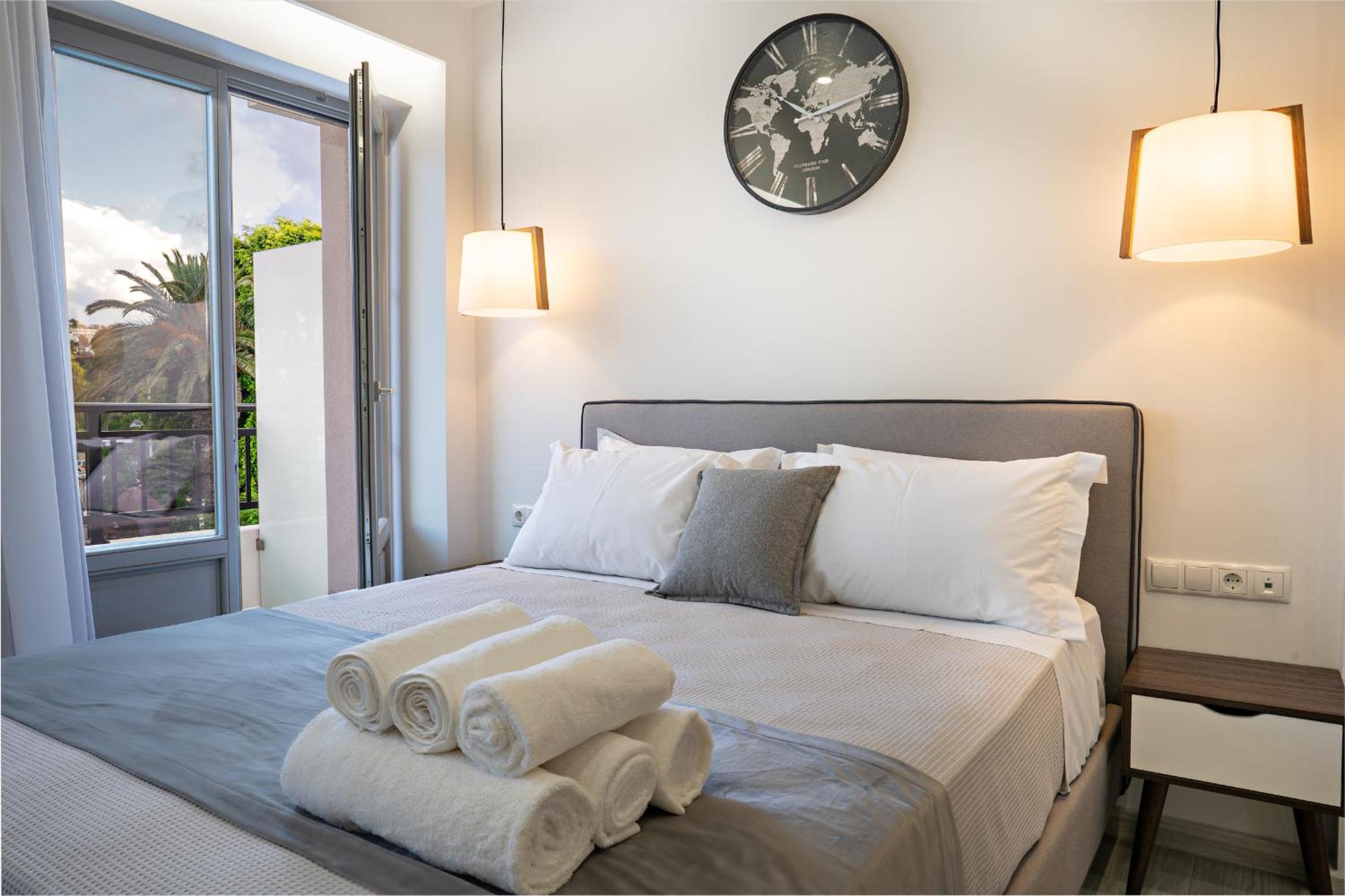 White&Gray Apartment photo 3
