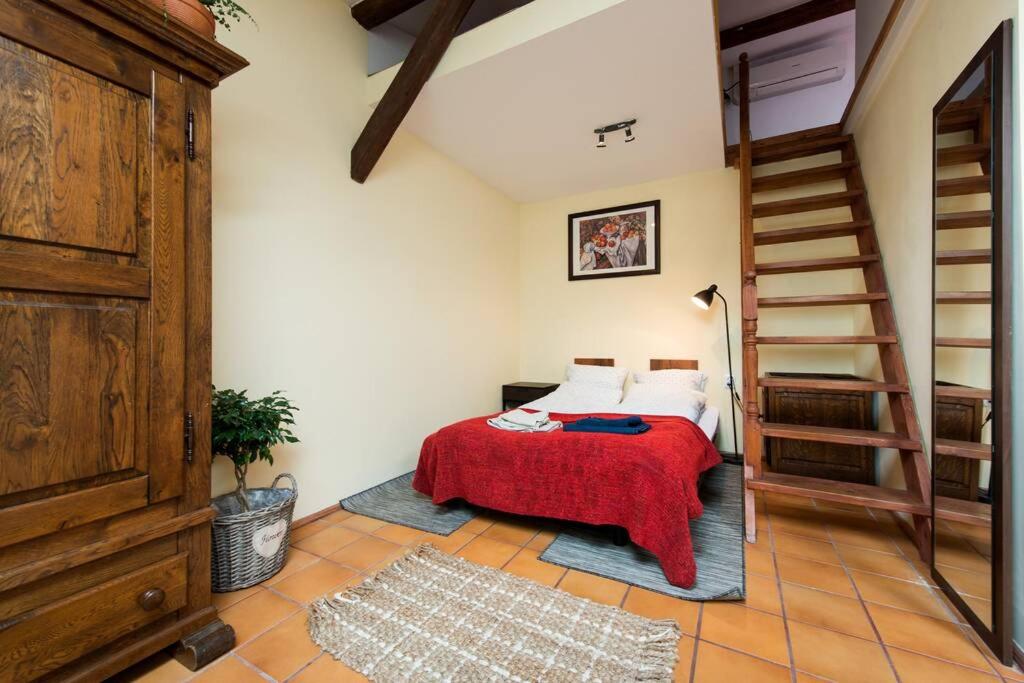 Bright loft in amazing location view 4