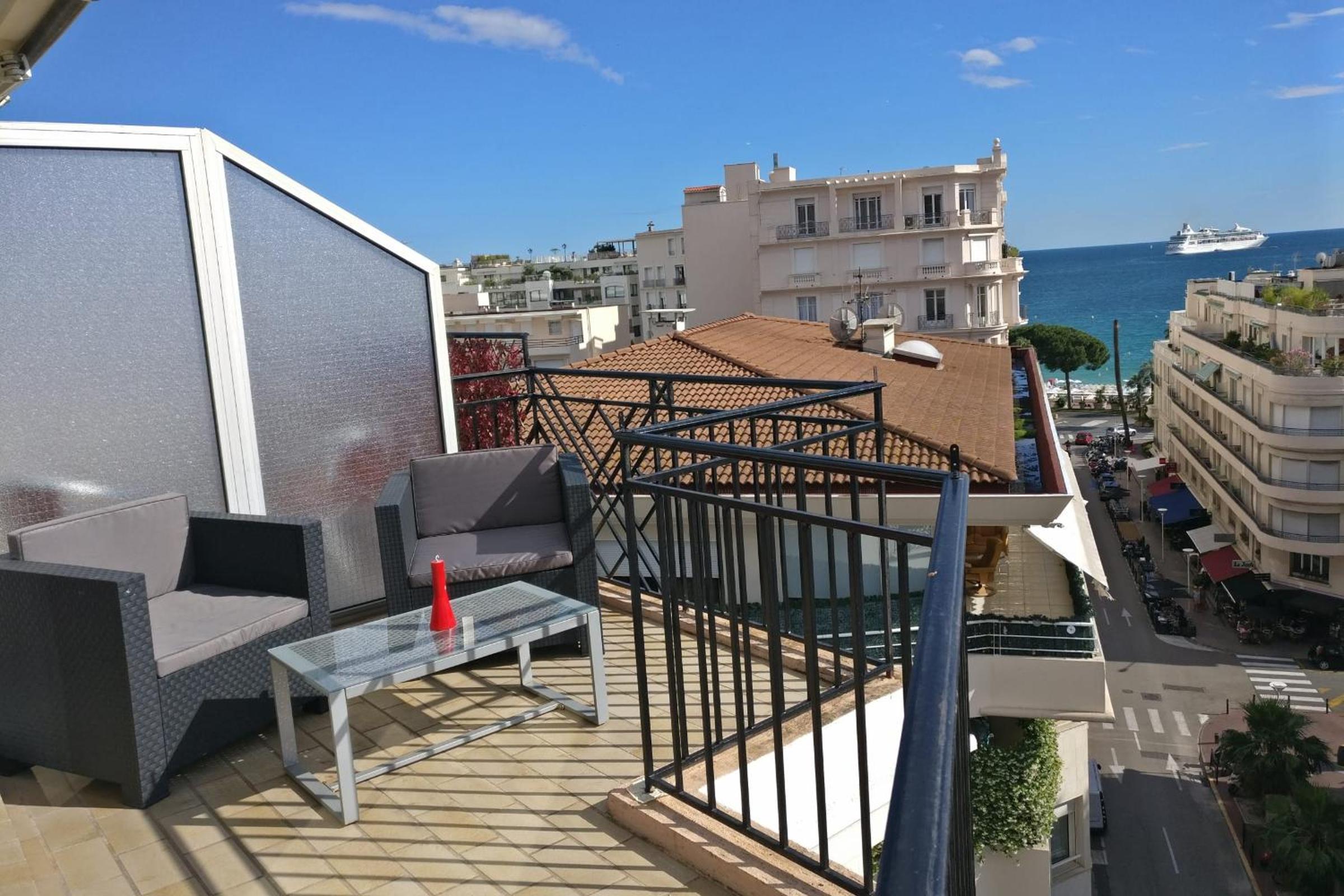 Nice apartment last floor with terrace and clear view on the sea view 3