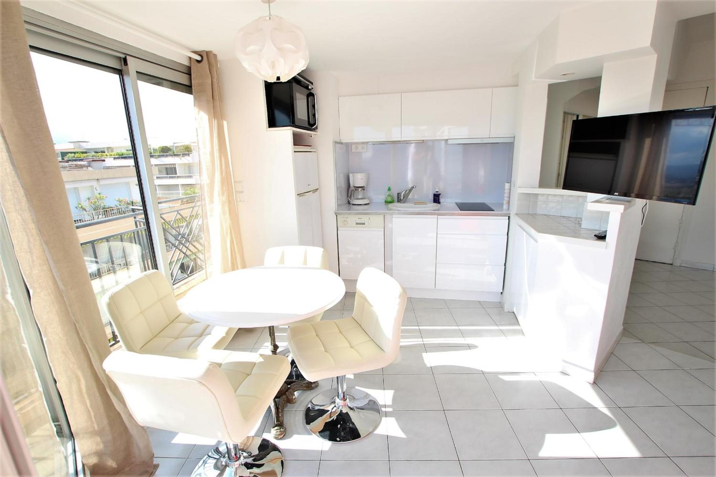 Nice apartment last floor with terrace and clear view on the sea view 4
