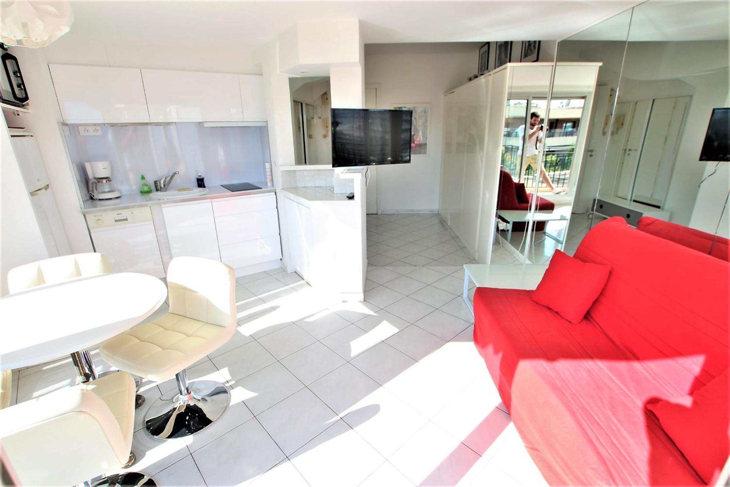 Nice apartment last floor with terrace and clear view on the sea view 5