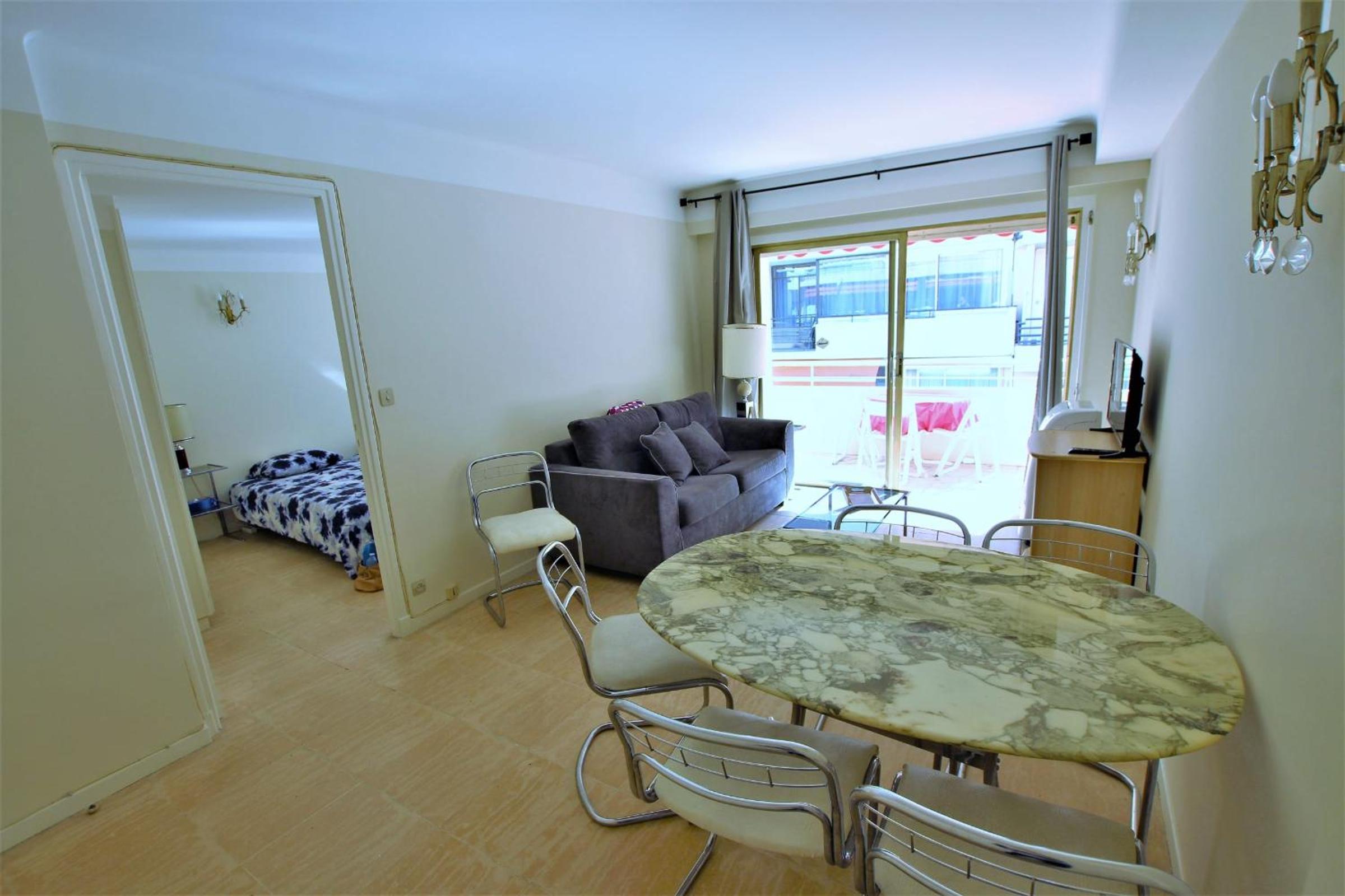 Cannes located behind the Martinez Hotel at 50 meters to the Croisette view 3