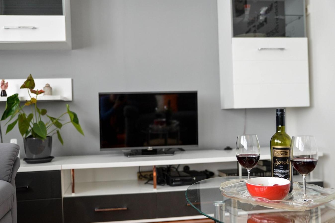 Apartment Claudia, near old town, free parking place view 2