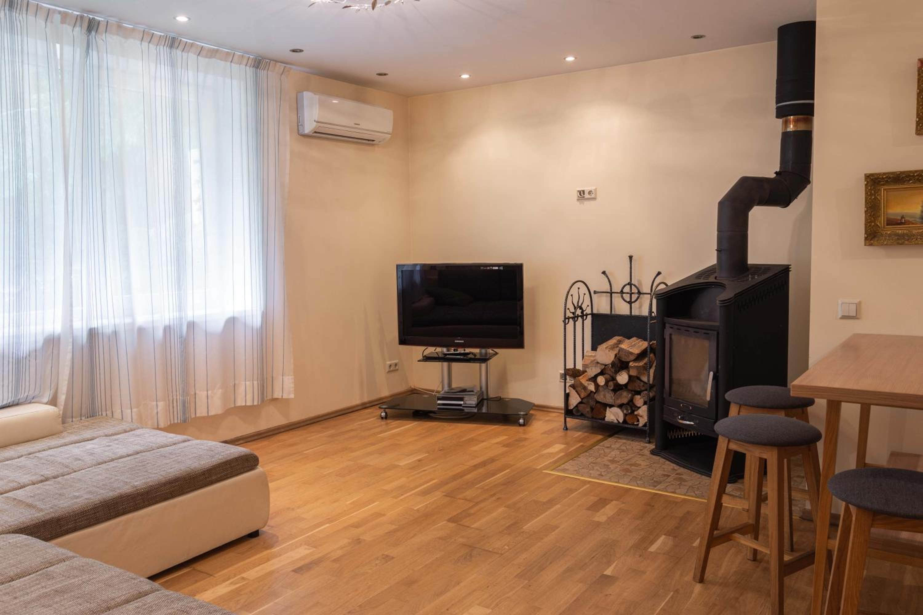 Family-friendly 2 rooms apartment with view to a forest