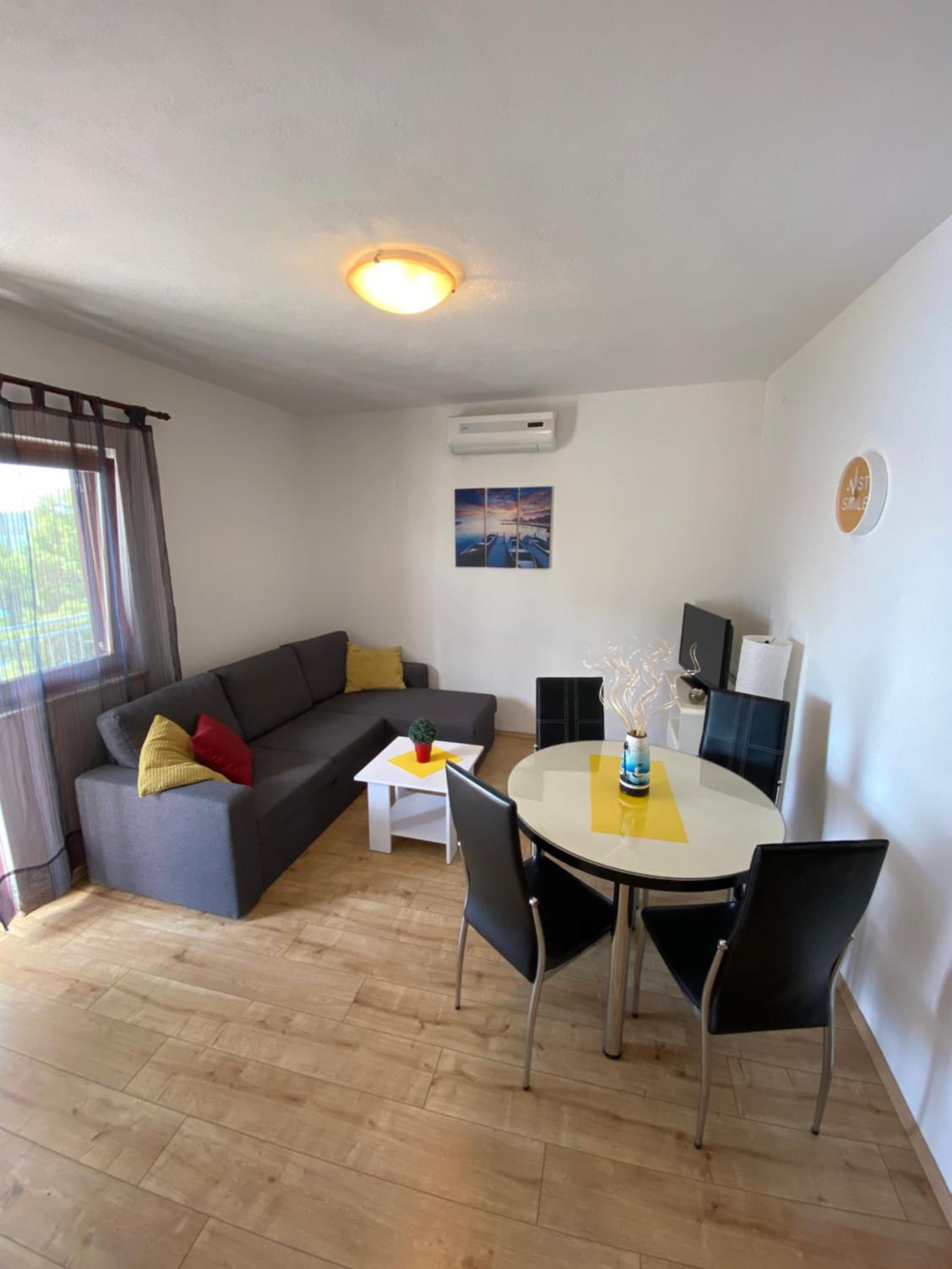 Apartments Bartol with sea view near the beach & city center view 3