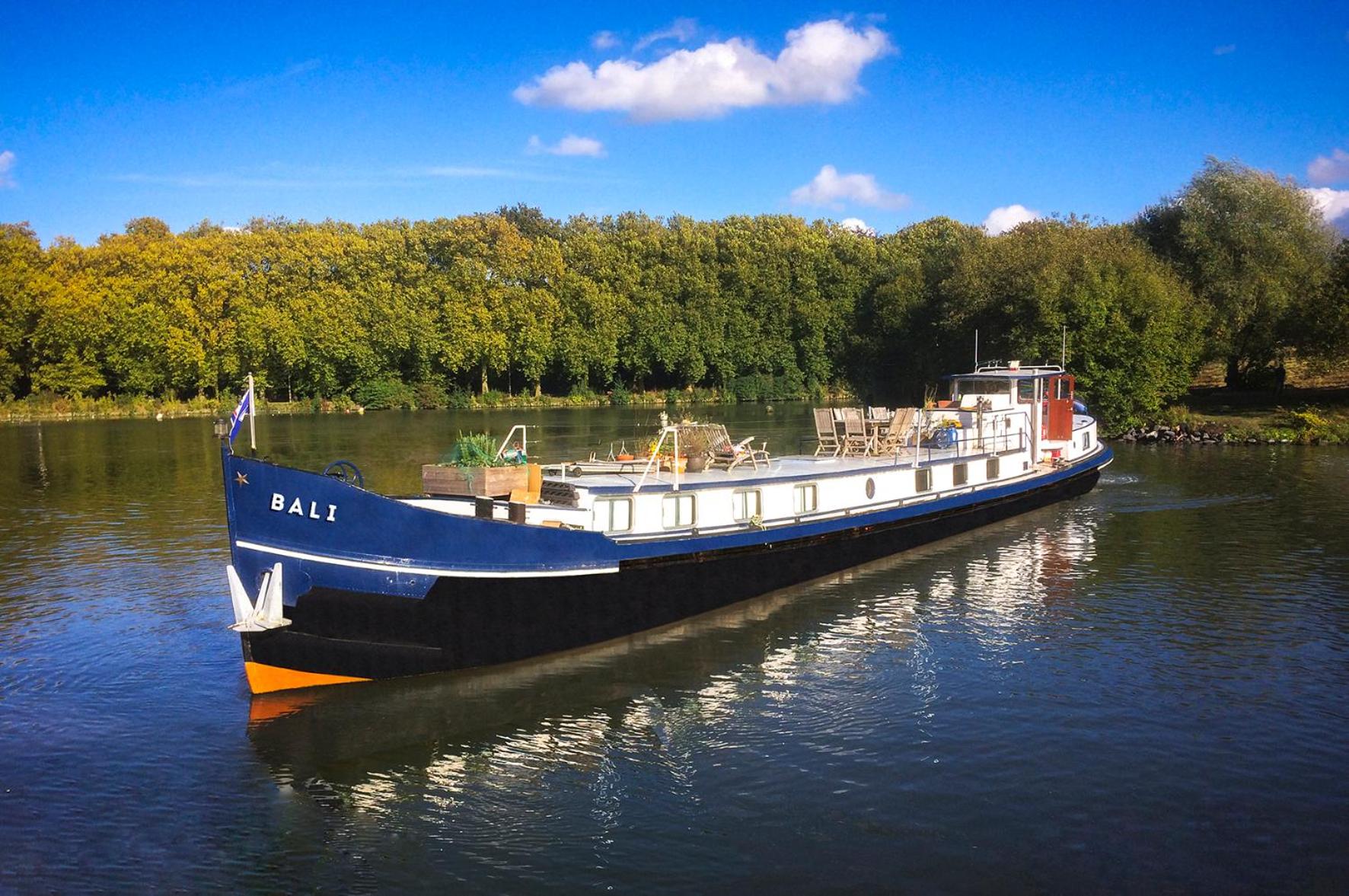 Bateau péniche au coeur de Lille photo 1