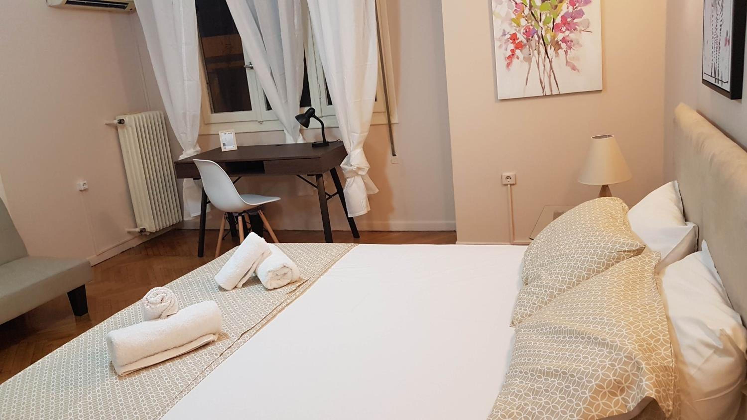 Olive Apartment - Athens Center, 4 Bedrooms, 1.5 Bathrooms