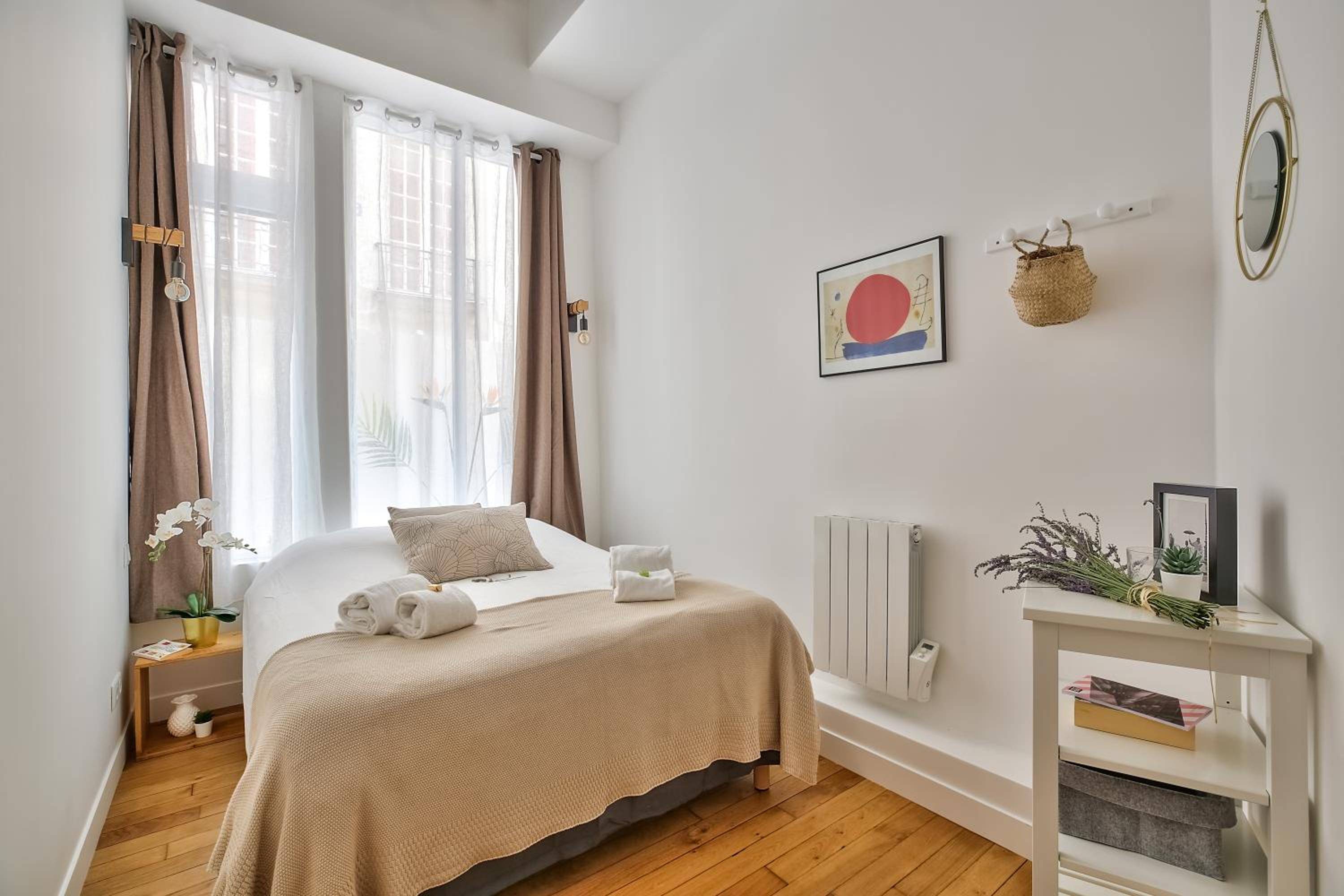 New Stunning 4 Bdrs Apt, With AC – Le Marais