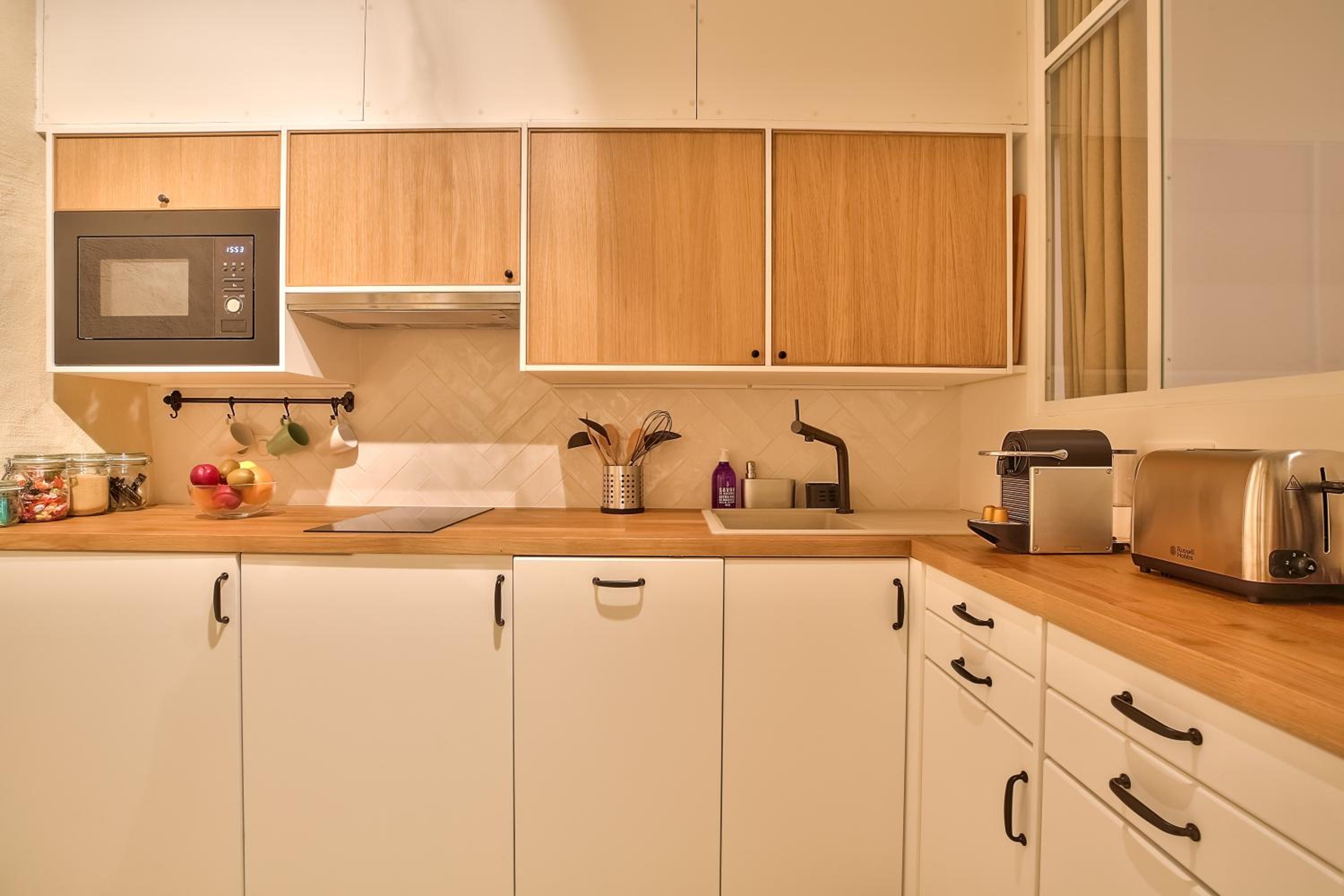 New Stunning 4 Bdrs Apt, With AC – Le Marais