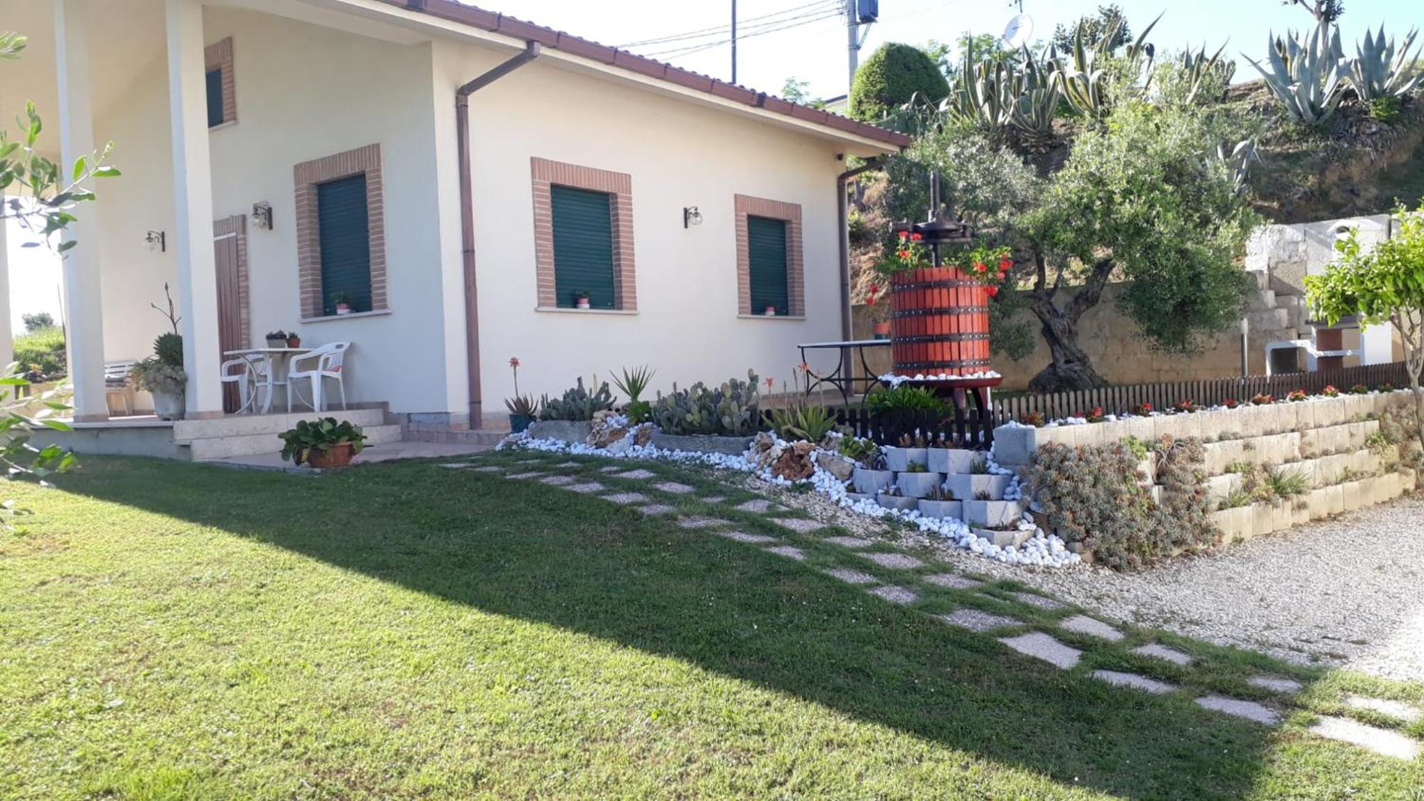Villetta in collina a due passi dal mare view 2