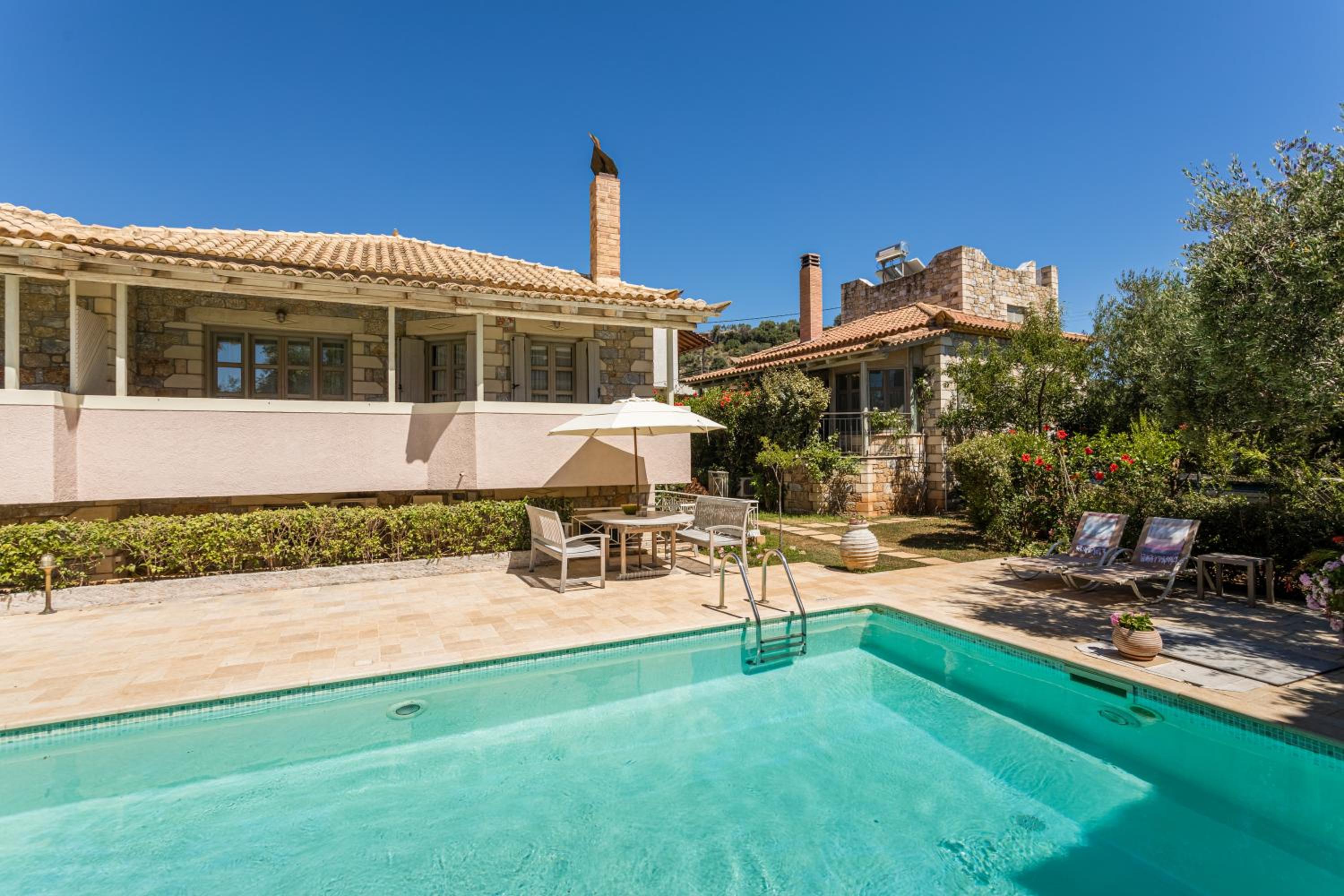 Hotel Tria Luxury Residences - Image 1