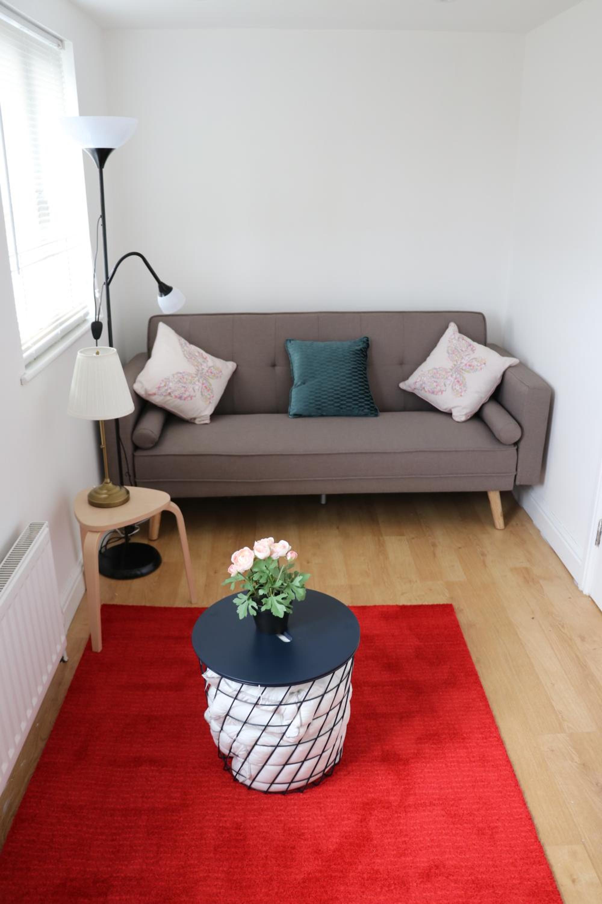 Cosy & Spacious 5 bedroom Luxurious Home view 2