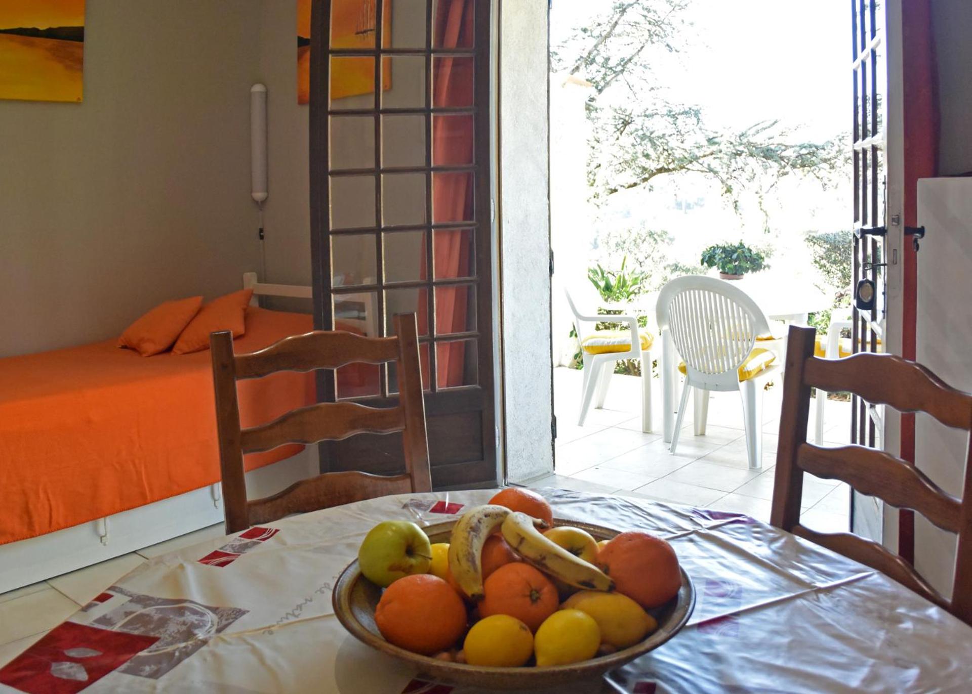APPARTEMENTS DANS VILLA EN REZ DE JARDIN view 3
