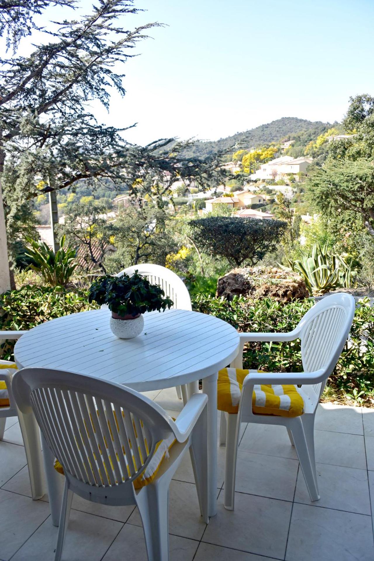 APPARTEMENTS DANS VILLA EN REZ DE JARDIN view 2