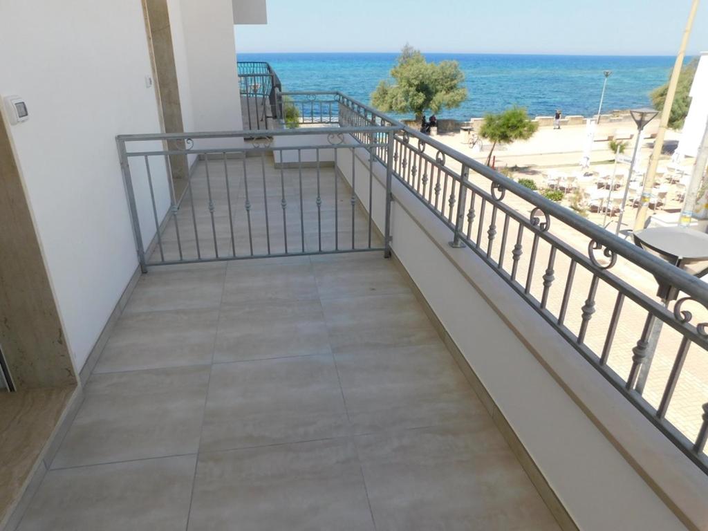 Bilocale con balcone sul mare 107 view 2