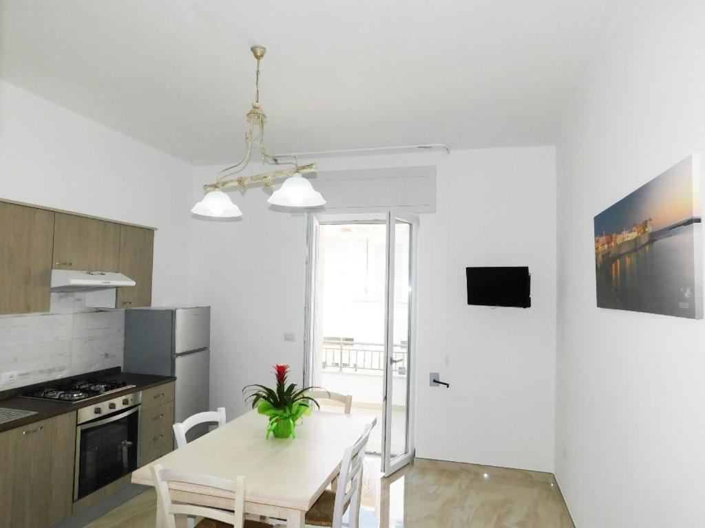Bilocale con balcone sul mare 107 view 4