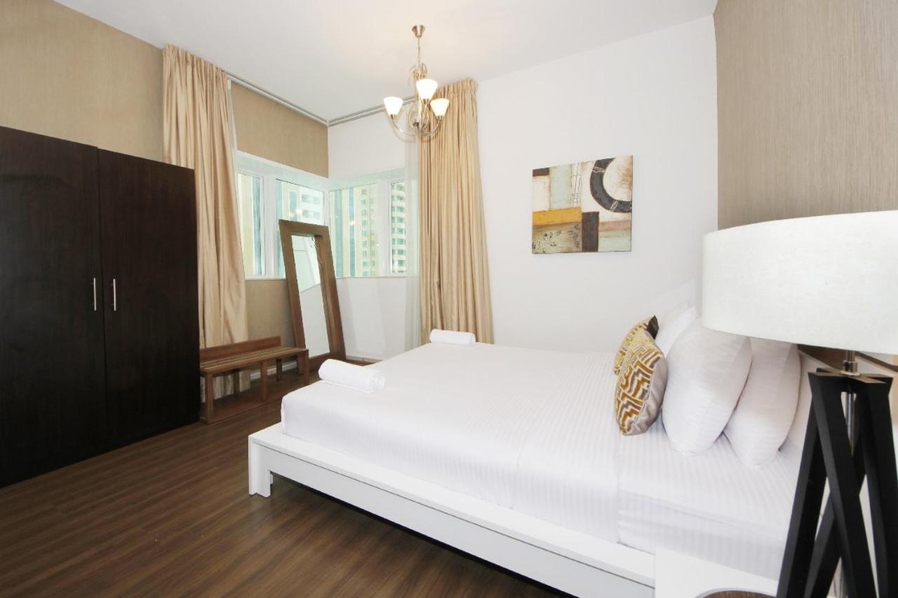 Private rooms in 3 bedroom apartment SKYNEST Homes marina pinnacle