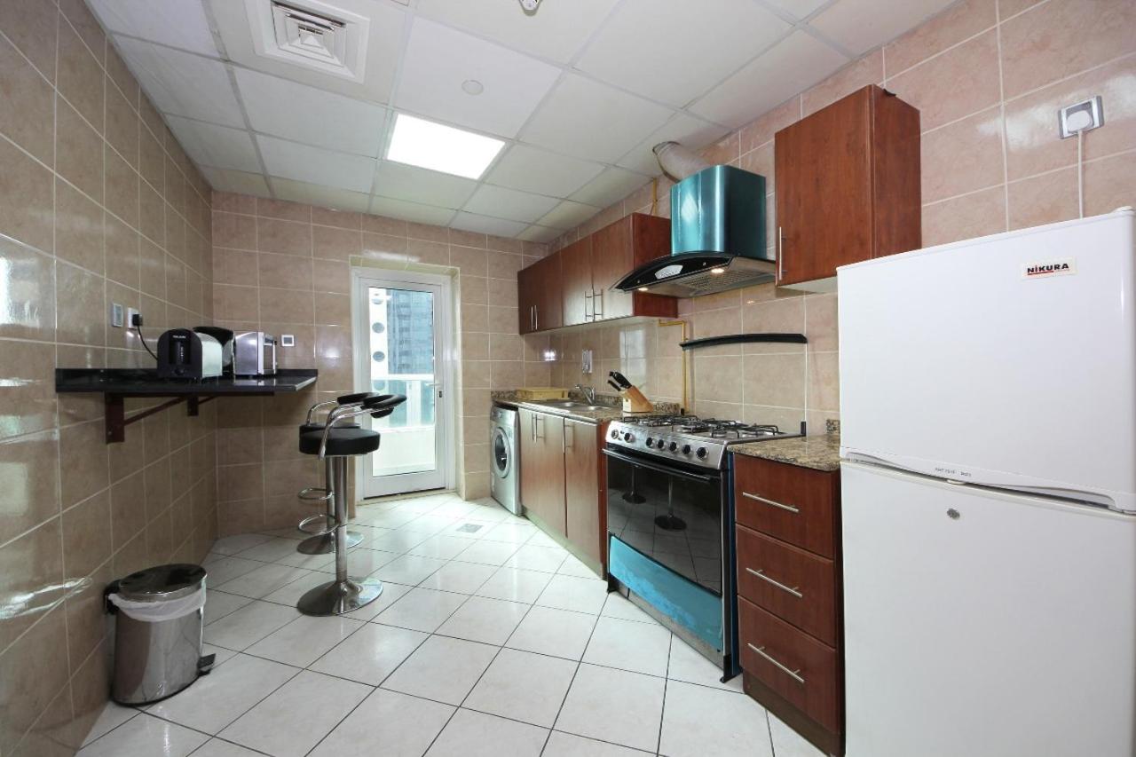Private rooms in 3 bedroom apartment SKYNEST Homes marina pinnacle