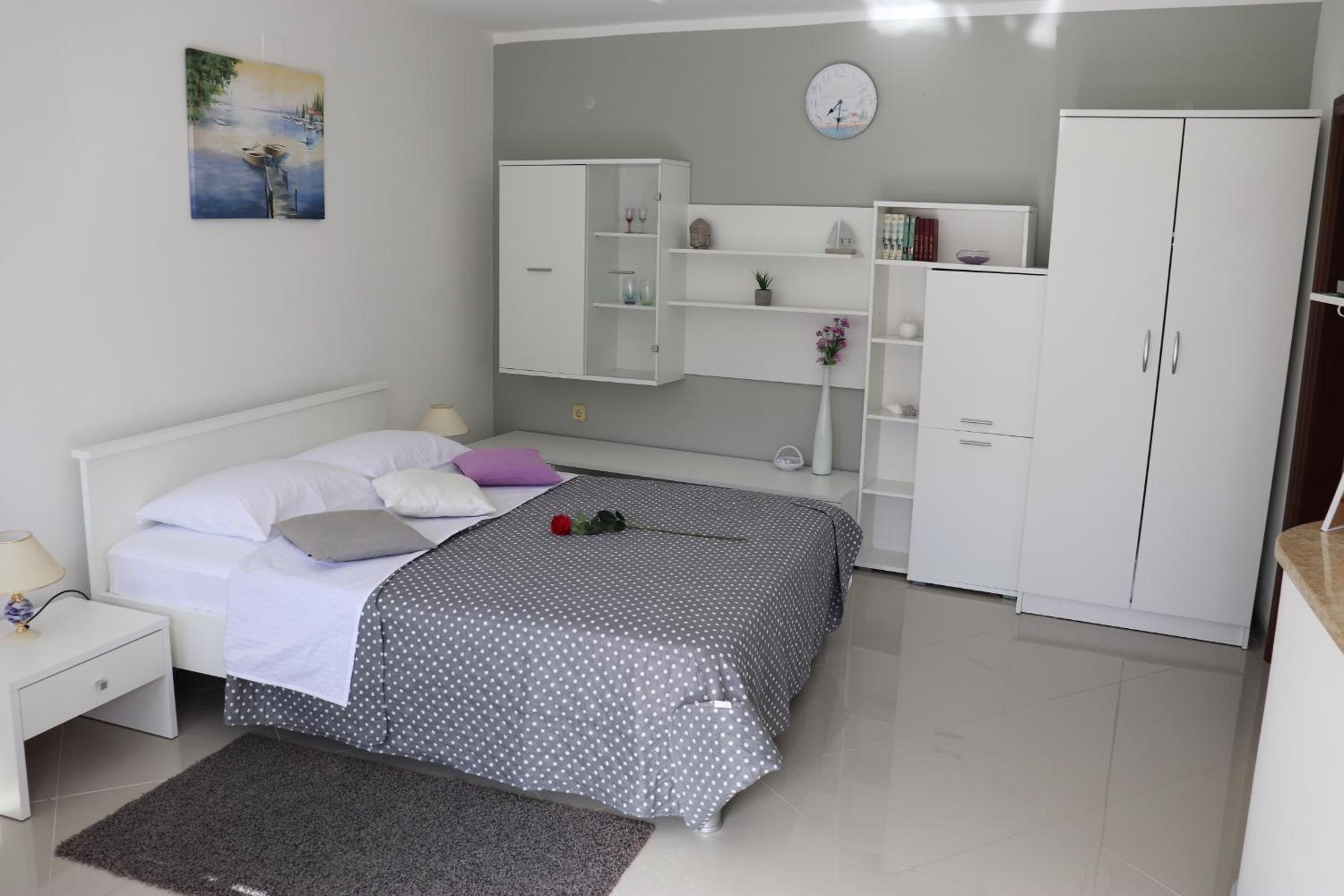 an Amazing Studio Apartment view 4
