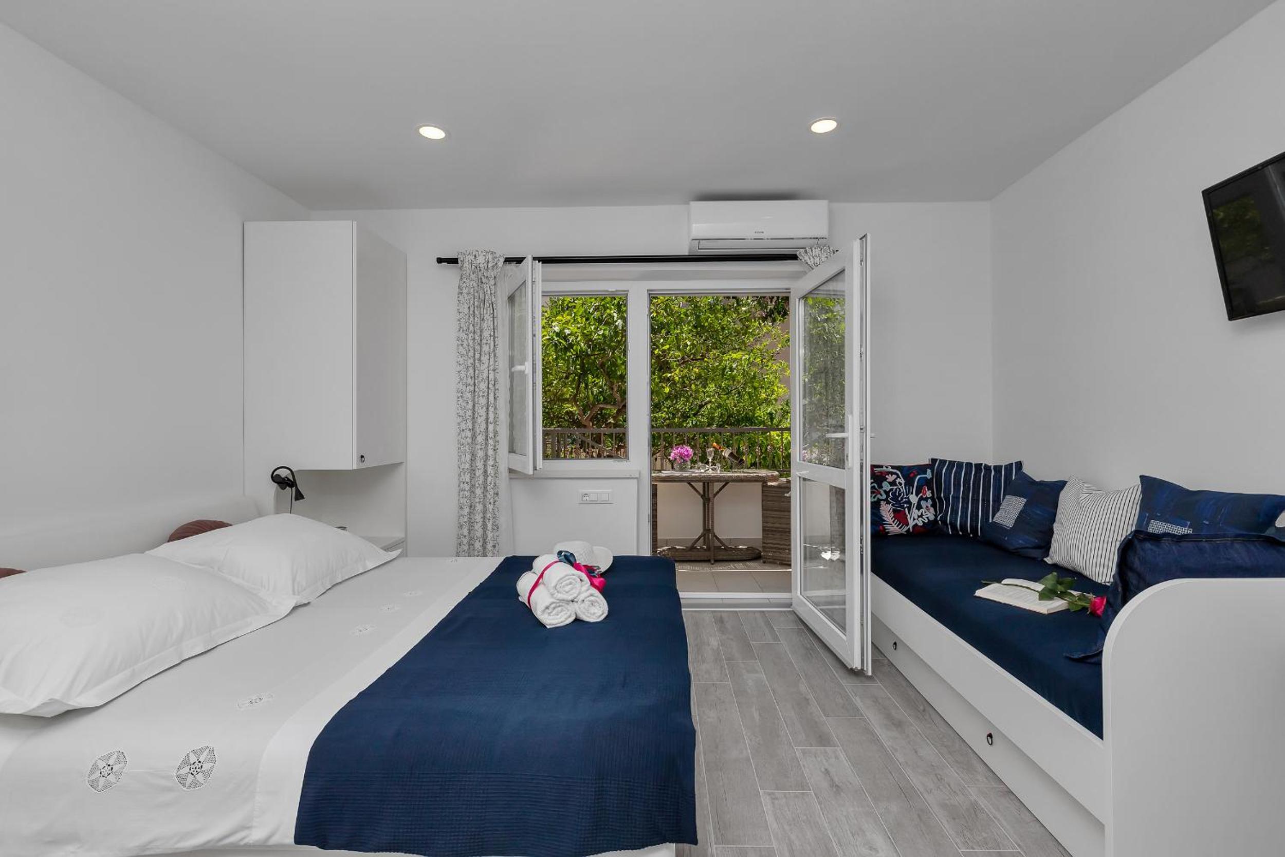 Luxurious studio apartment Toma view 2