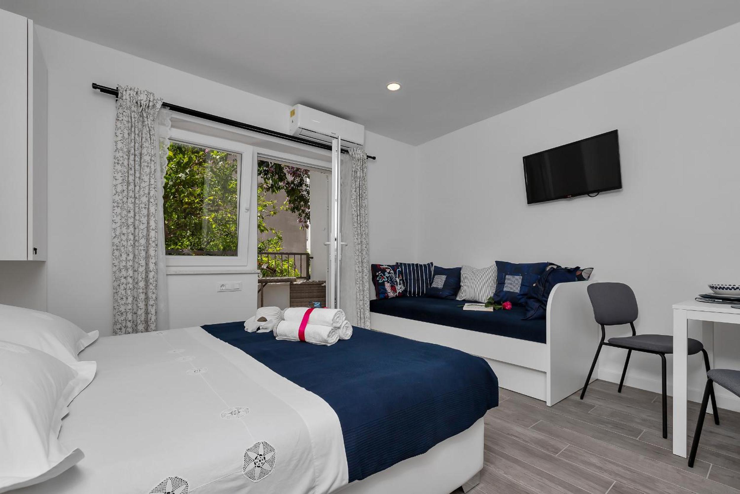 Luxurious studio apartment Toma view 3