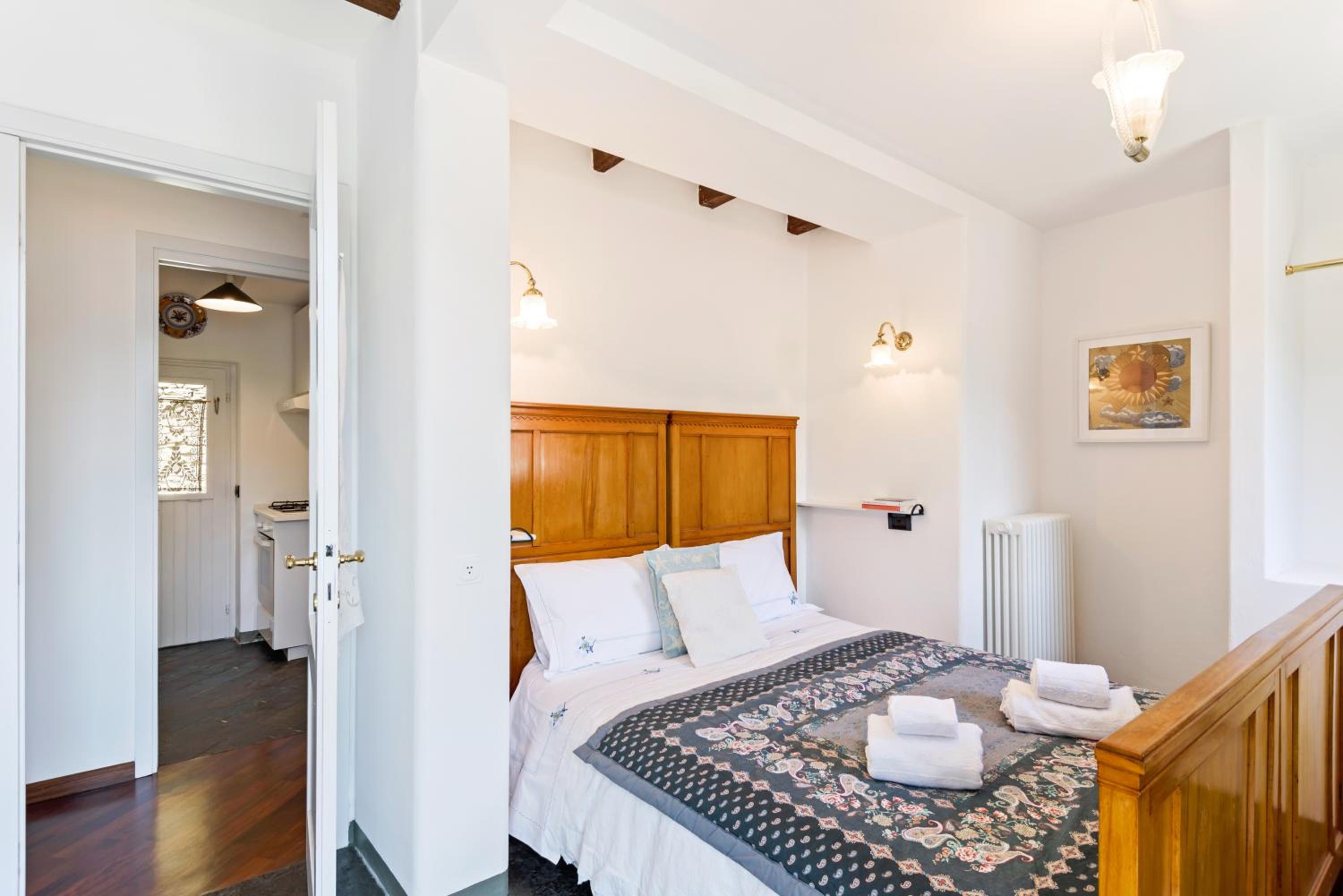 Beautiful APT overlooking the lake - Unique vintage decor and music memories