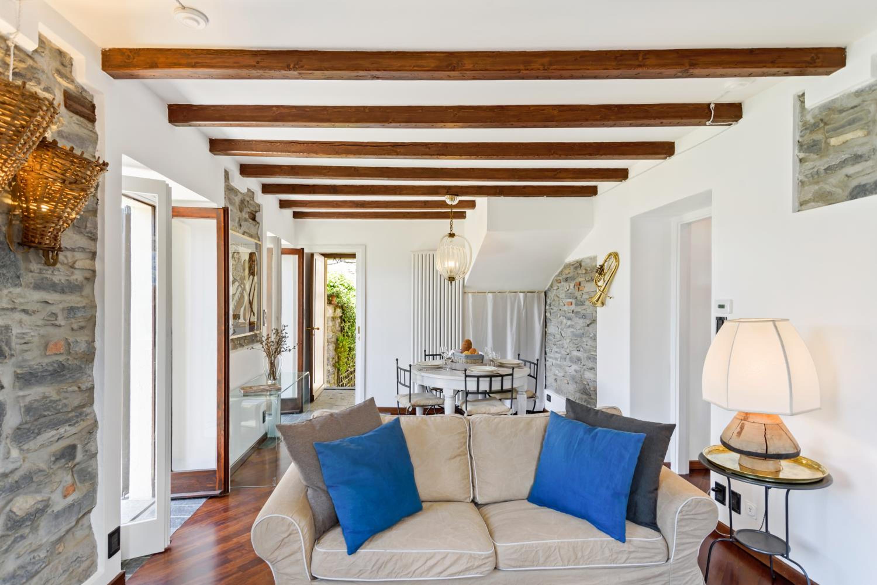 Beautiful APT overlooking the lake - Unique vintage decor and music memories