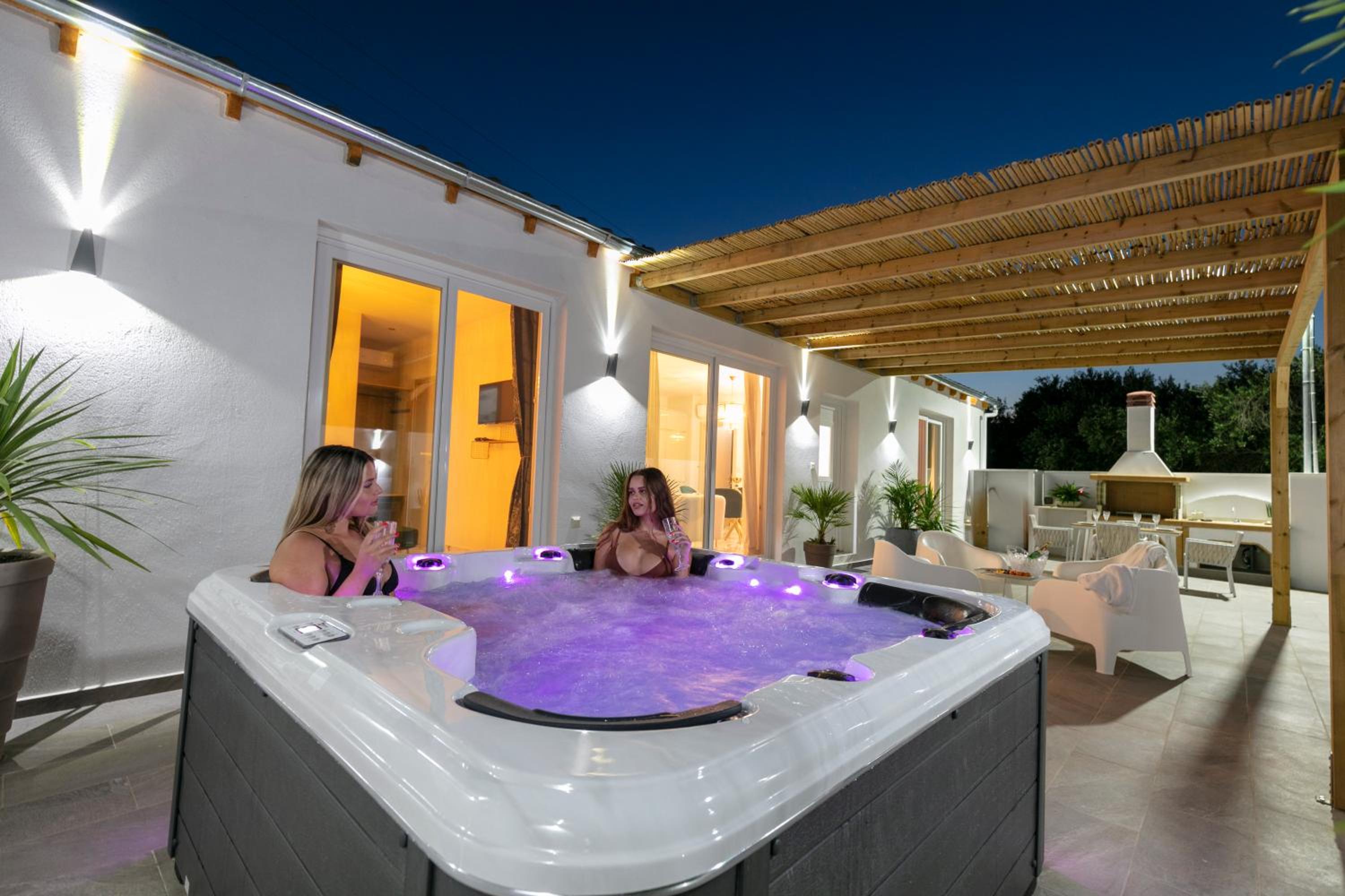Jacuzzi Deluxe Villa