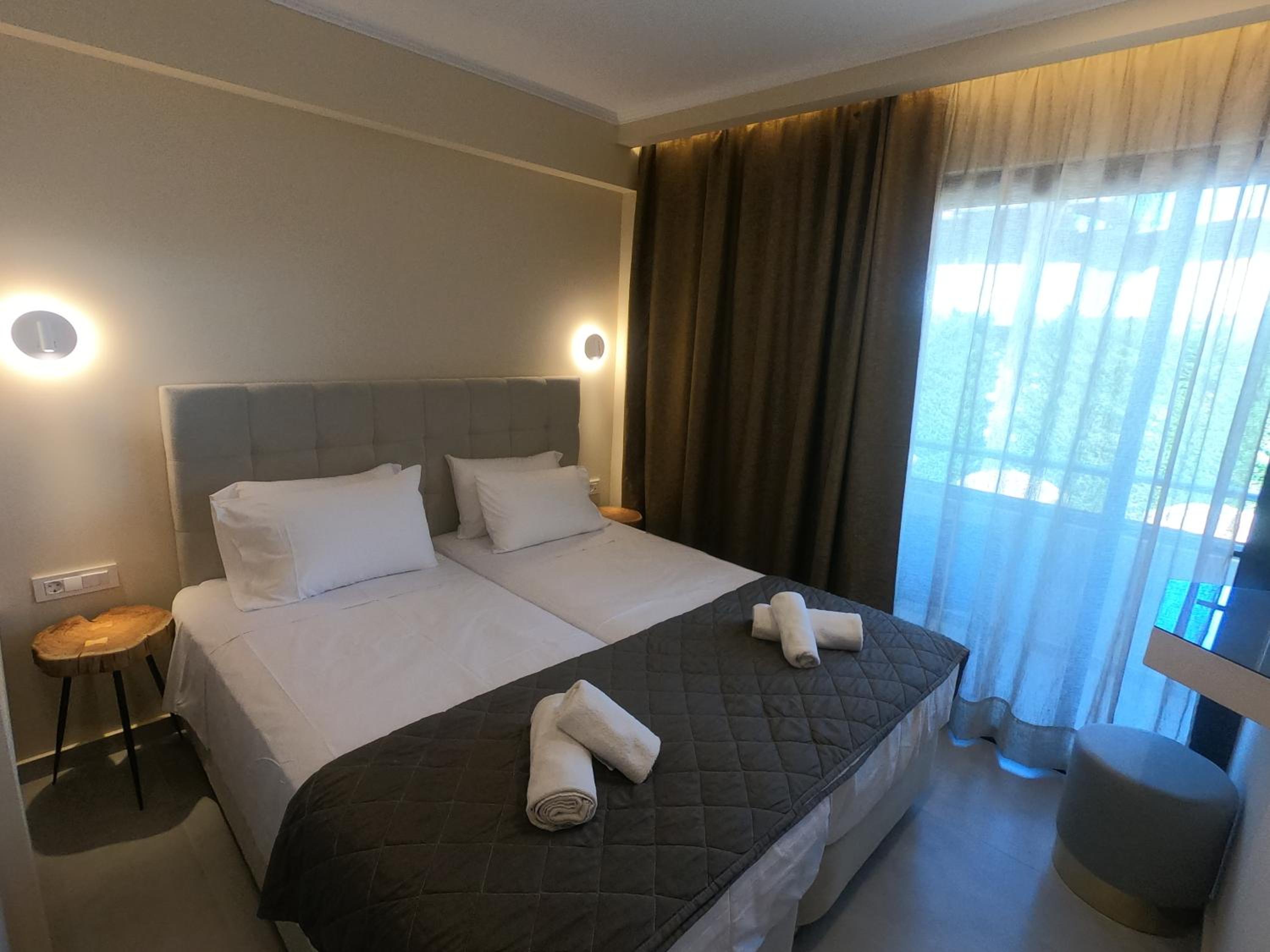 Paradise Hotel & Bar