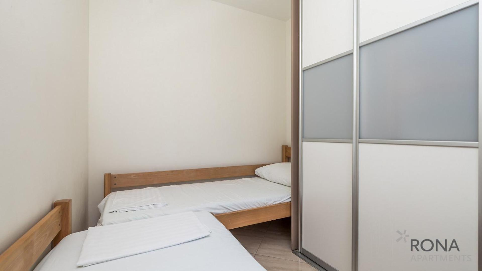 Rona Apartment Andy