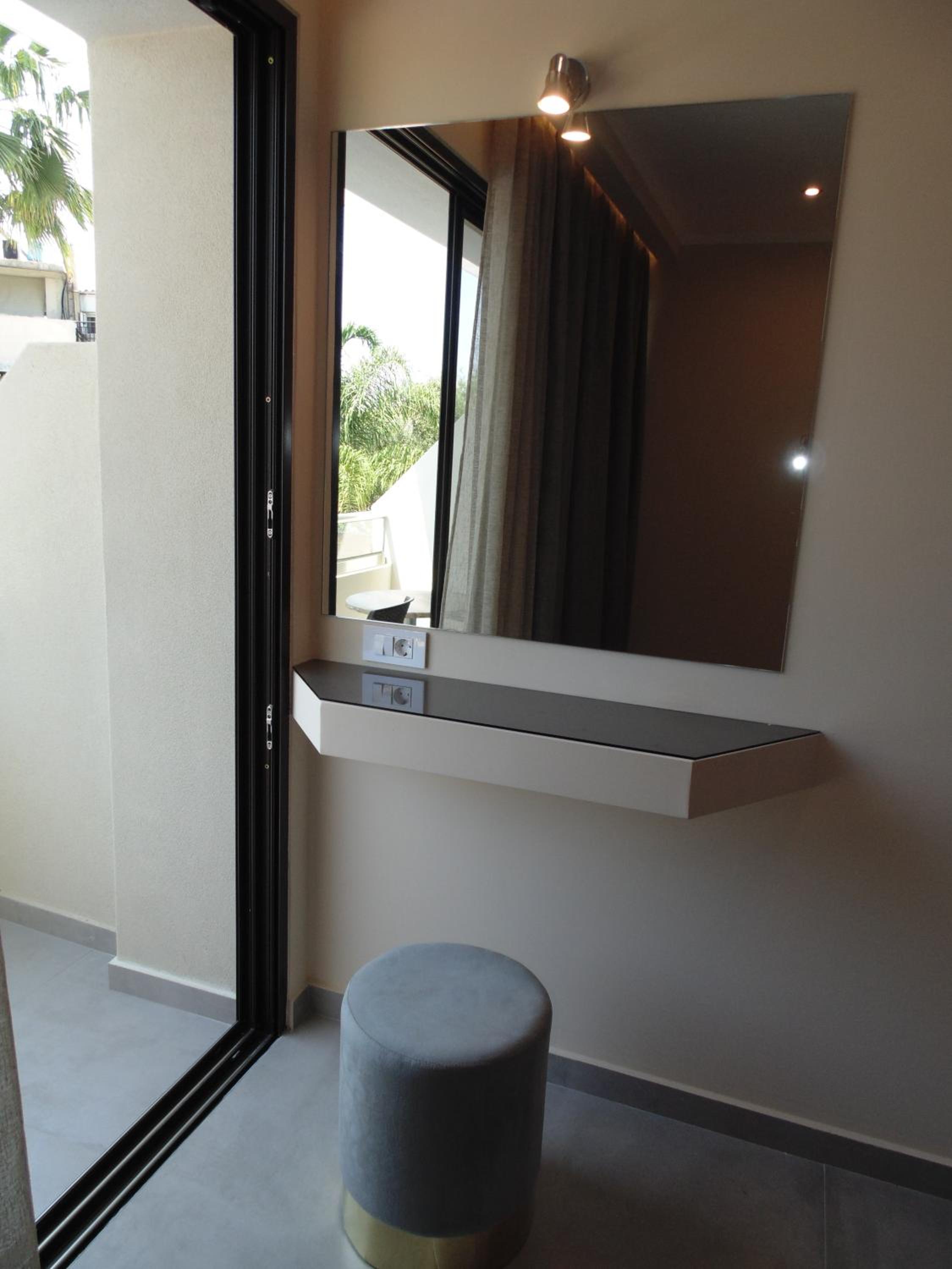 Paradise Hotel & Bar