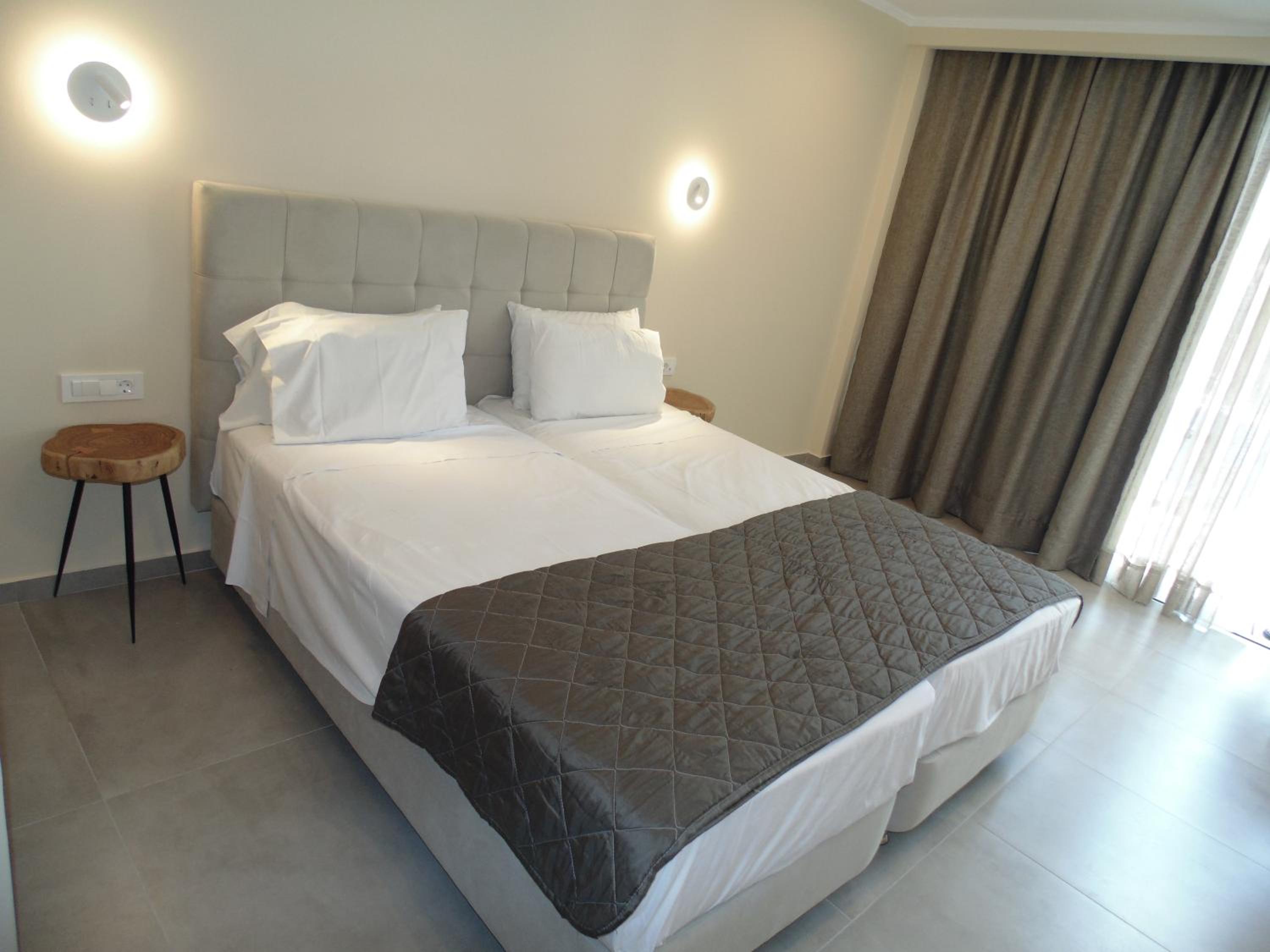Paradise Hotel & Bar