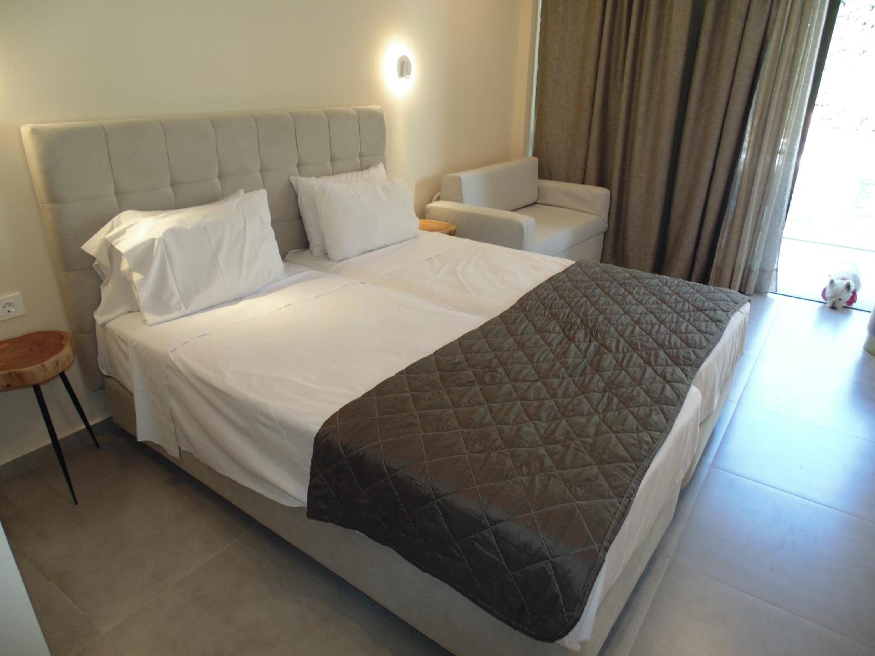 Paradise Hotel & Bar