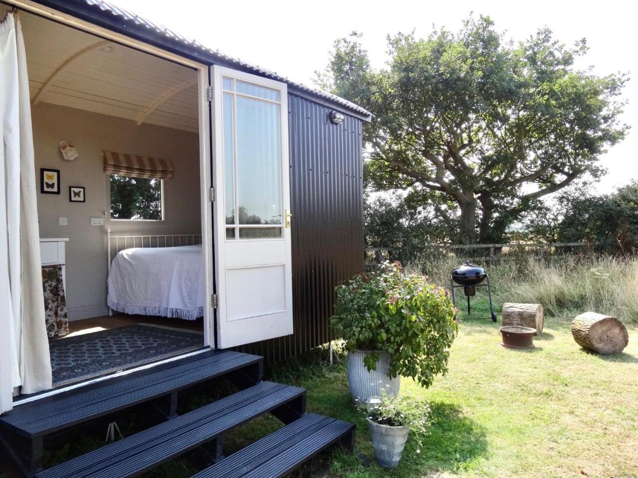 The Oaks Glamping - Rubie's Shepherds Hut