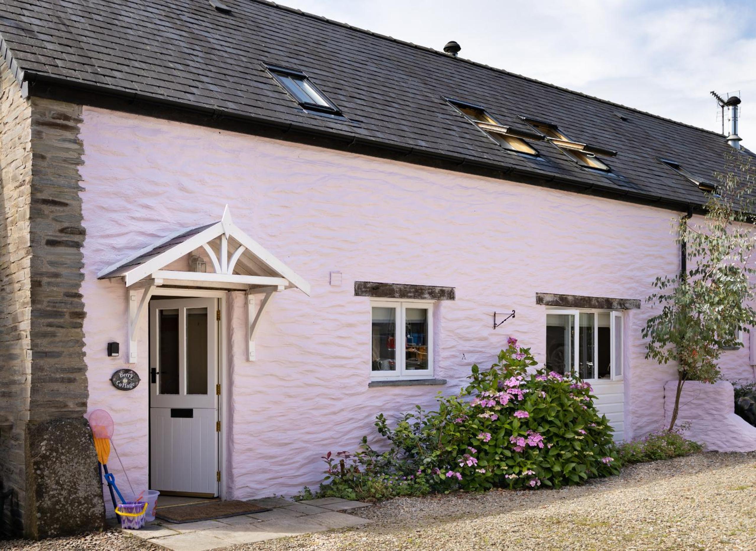 Hotel Finest Retreats - Berry Cottage - 4 Bedroom, Pet-Friendly Cottage Sleeping 8 - Image 1