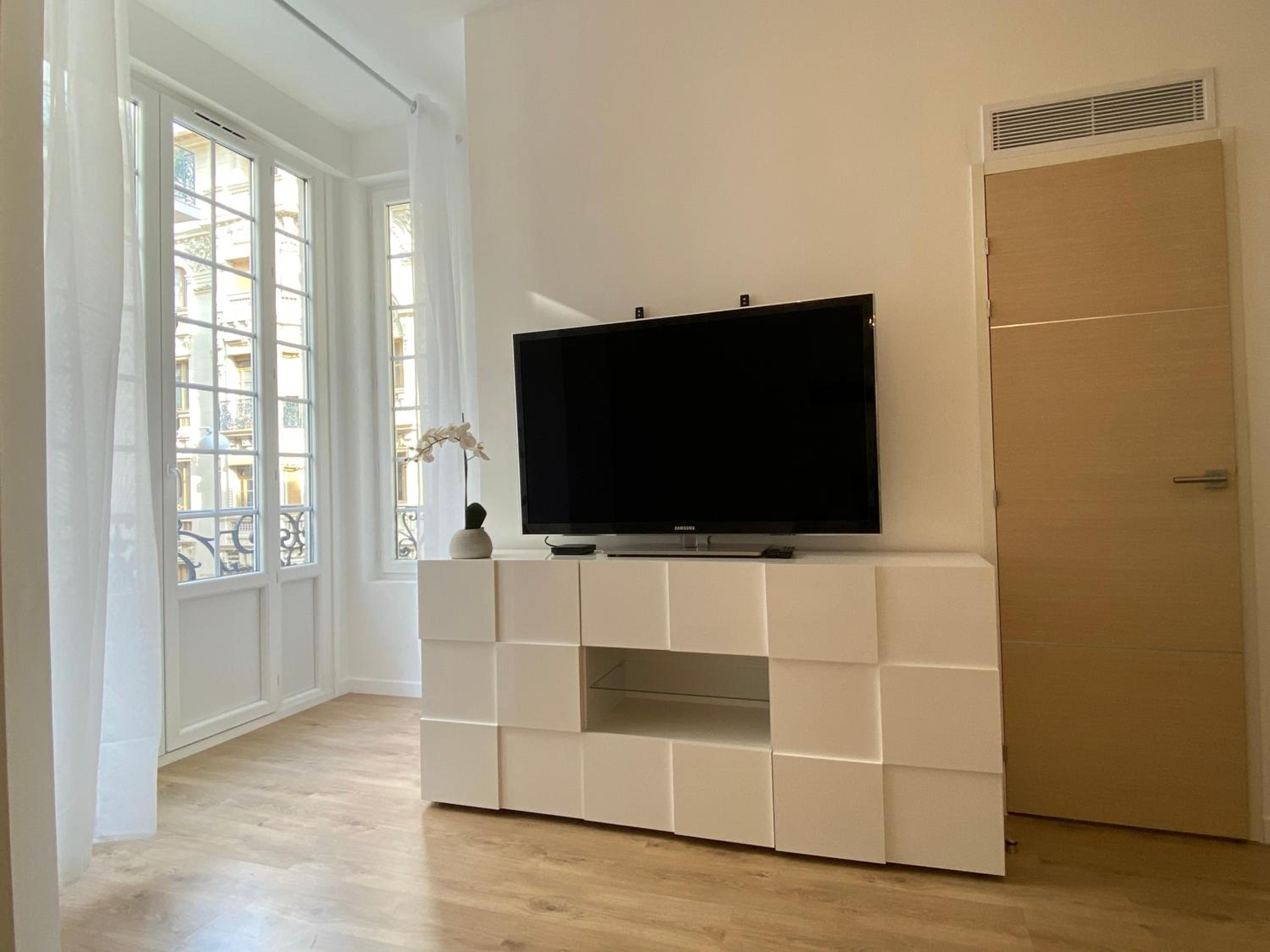 LAMARTINE- Heart of Center- Modern and Design flat photo 5