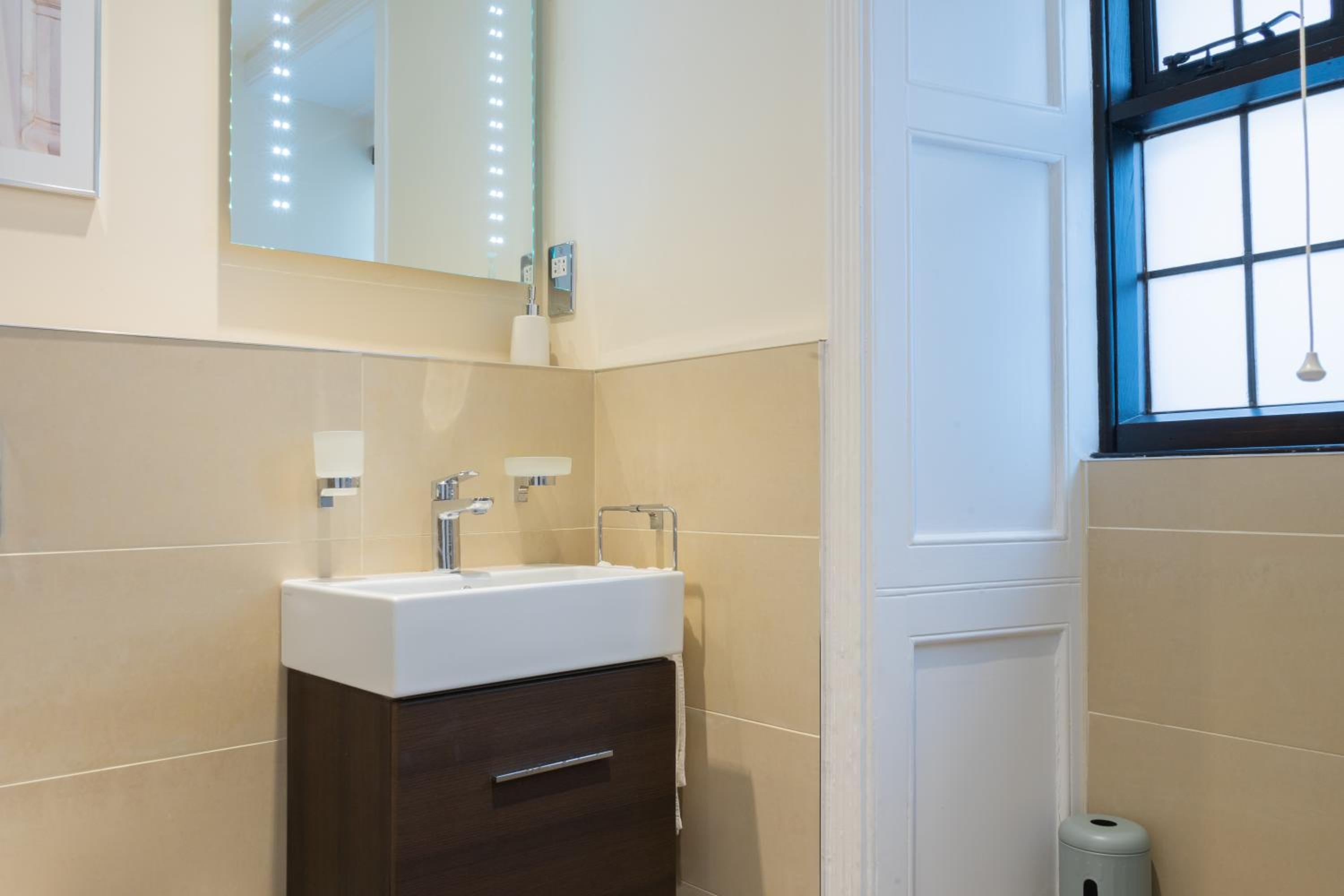 Premiere City Centre Apartment with Gated Parking and Excellent Feedback, Big Double Bedroom, Balcony, Courtyard Garden, Ideal for Long Stays, WFH, Getaway view 4