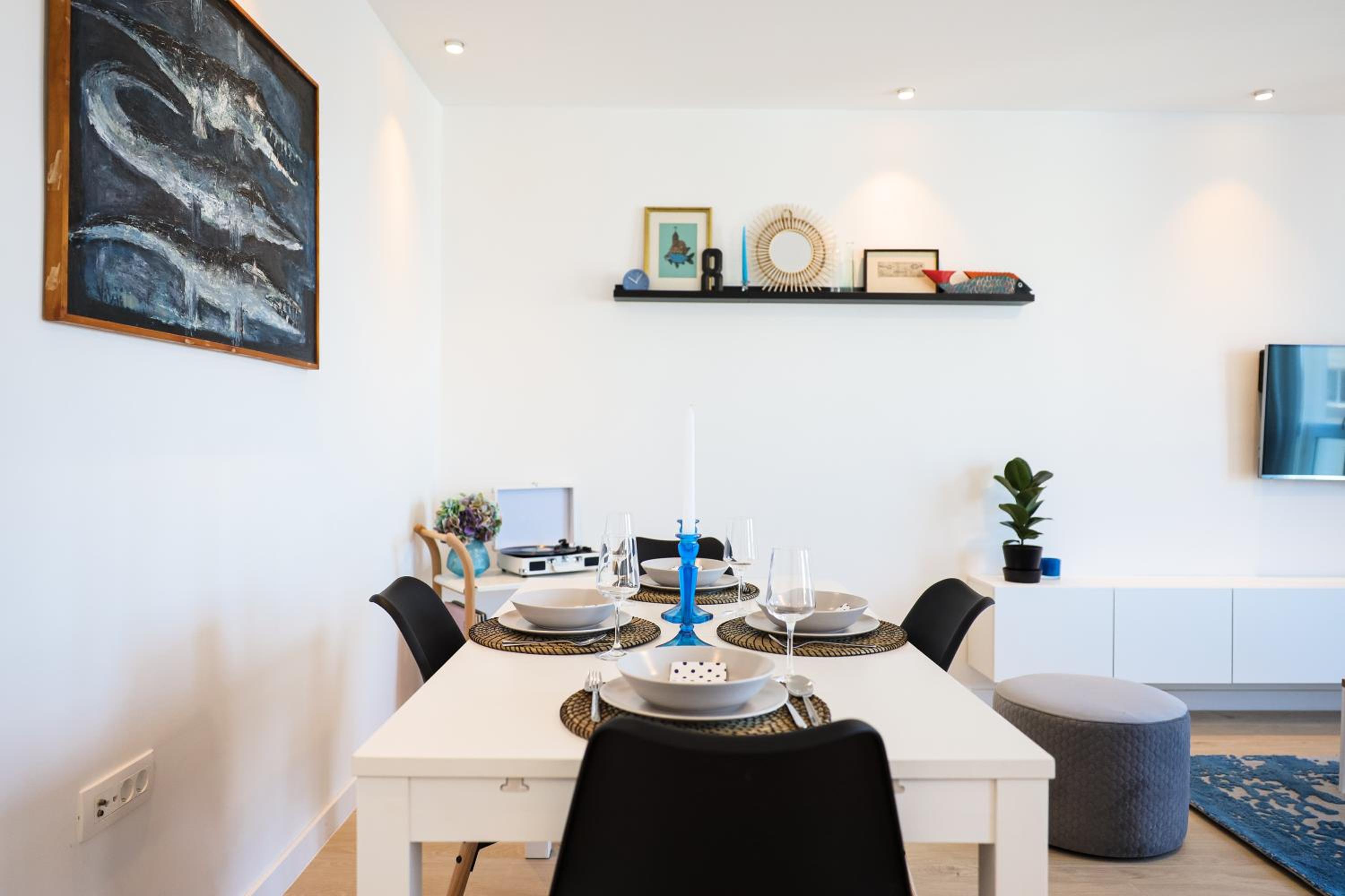 Sea view apartment in the city center with free parking