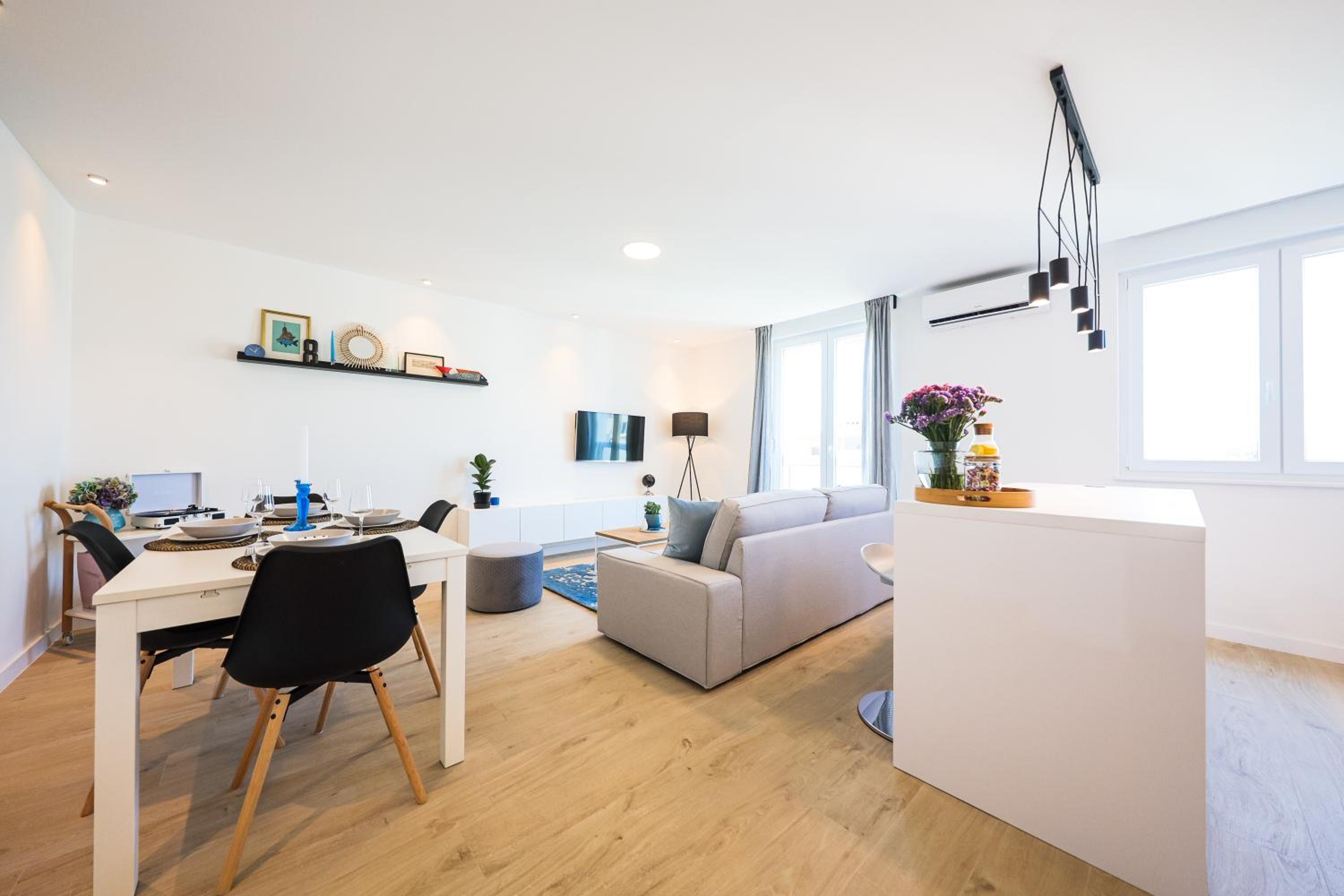 Sea view apartment in the city center with free parking