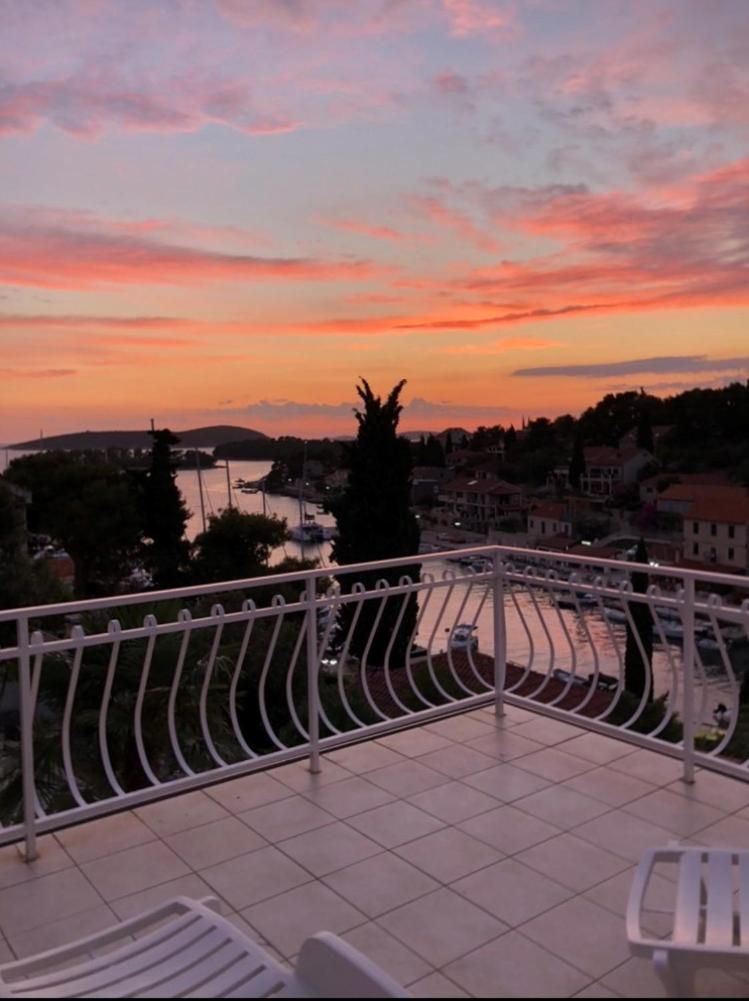 Apartment in Maslinica 70m from the sea