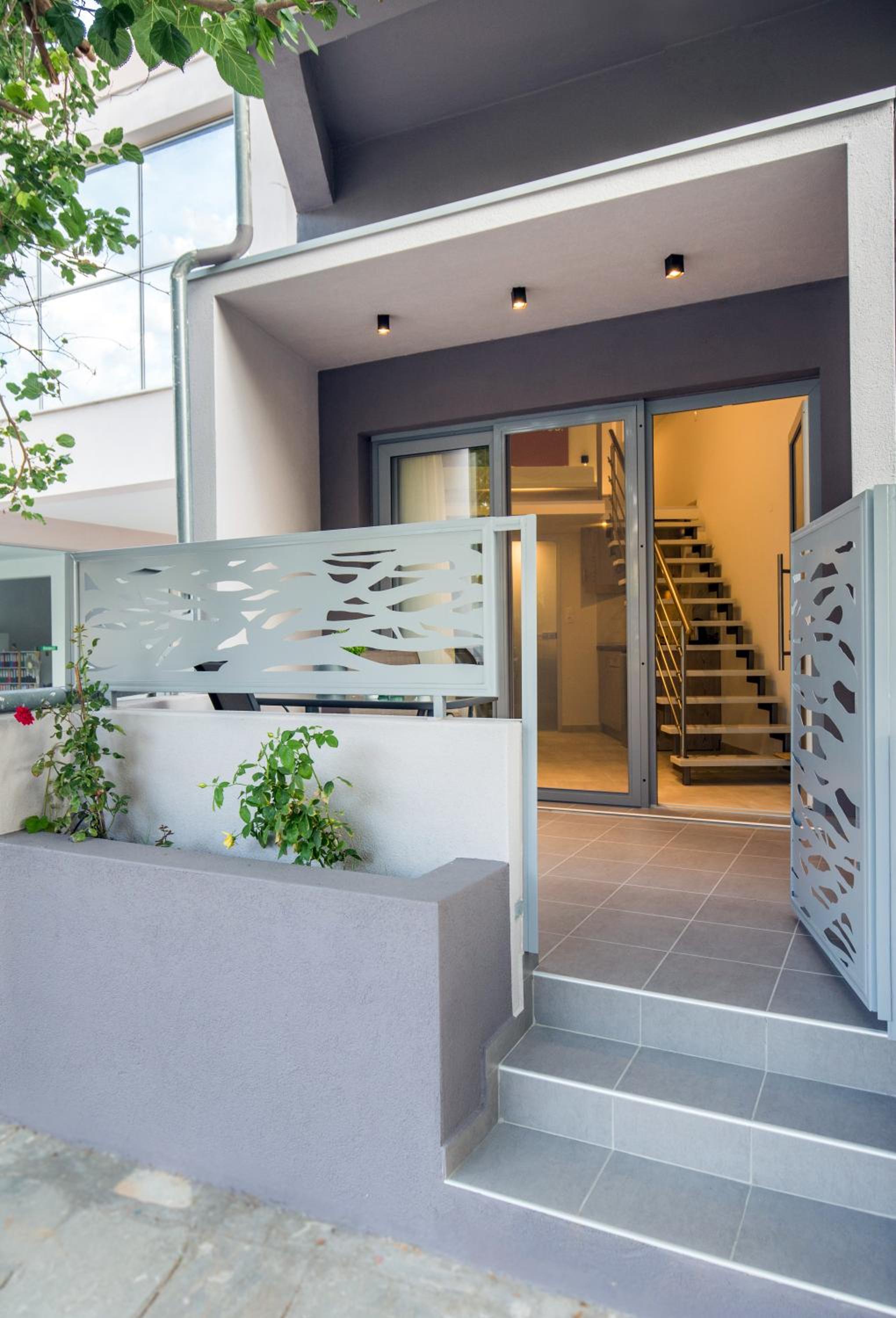 Mr & Mrs K Lofts photo 3