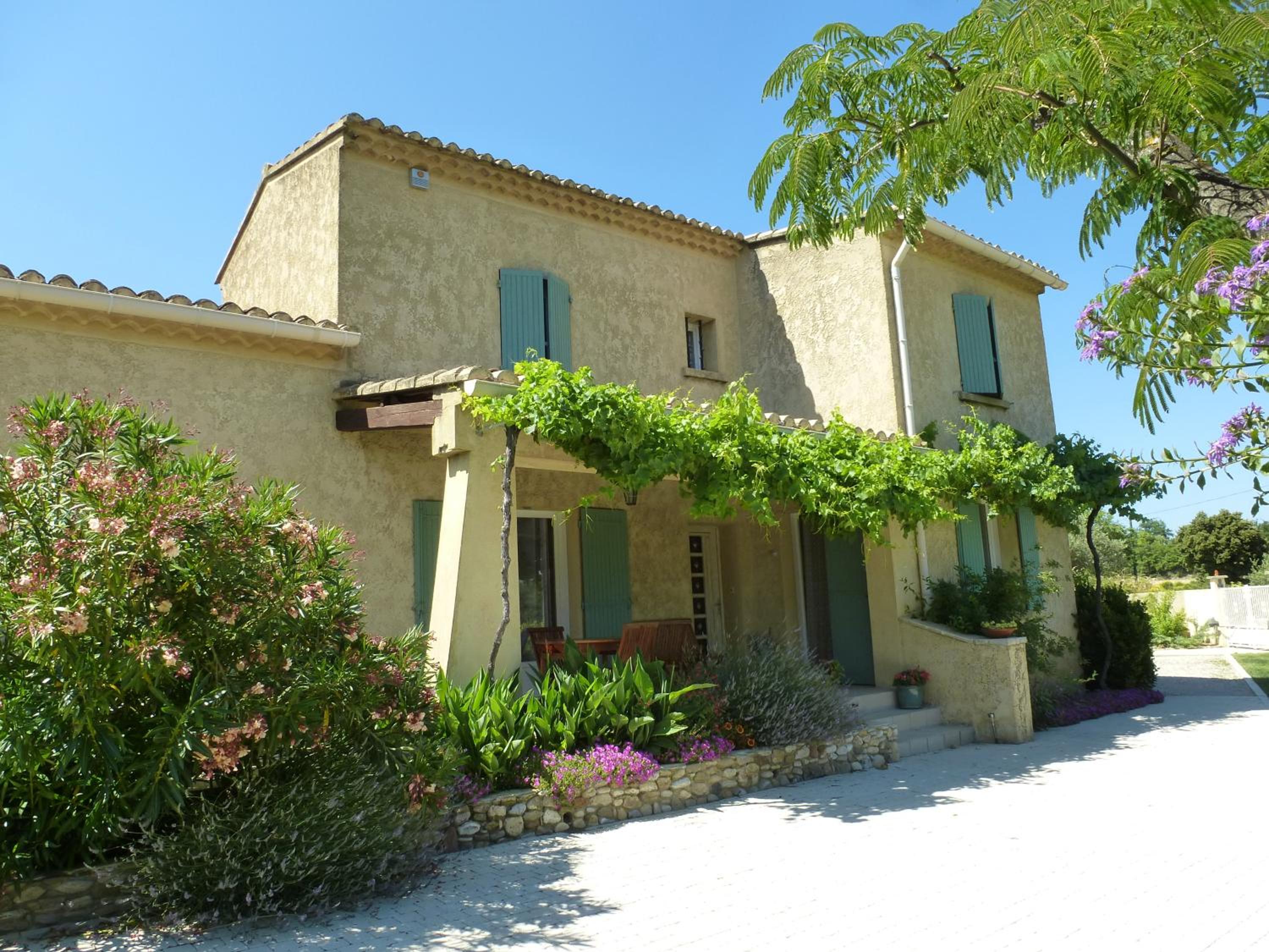 CHAMBRES D'HÔTES CLIMATISÉES avec CUISINE d'ÉTÉ "VILLA GOUR du PEYROL"