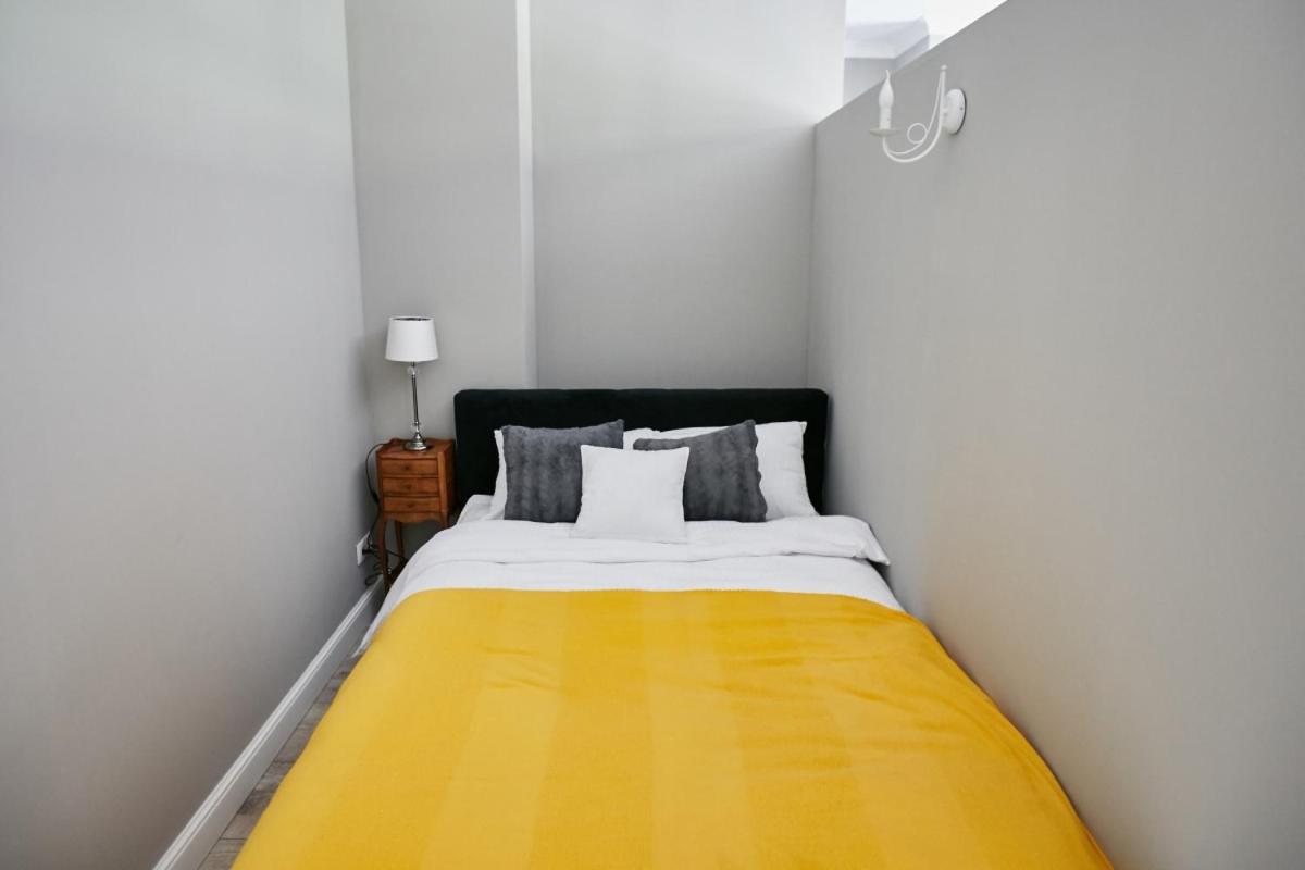 Żółty Apartament DE LUX dla 2 osób Chorzów Katowice view 2