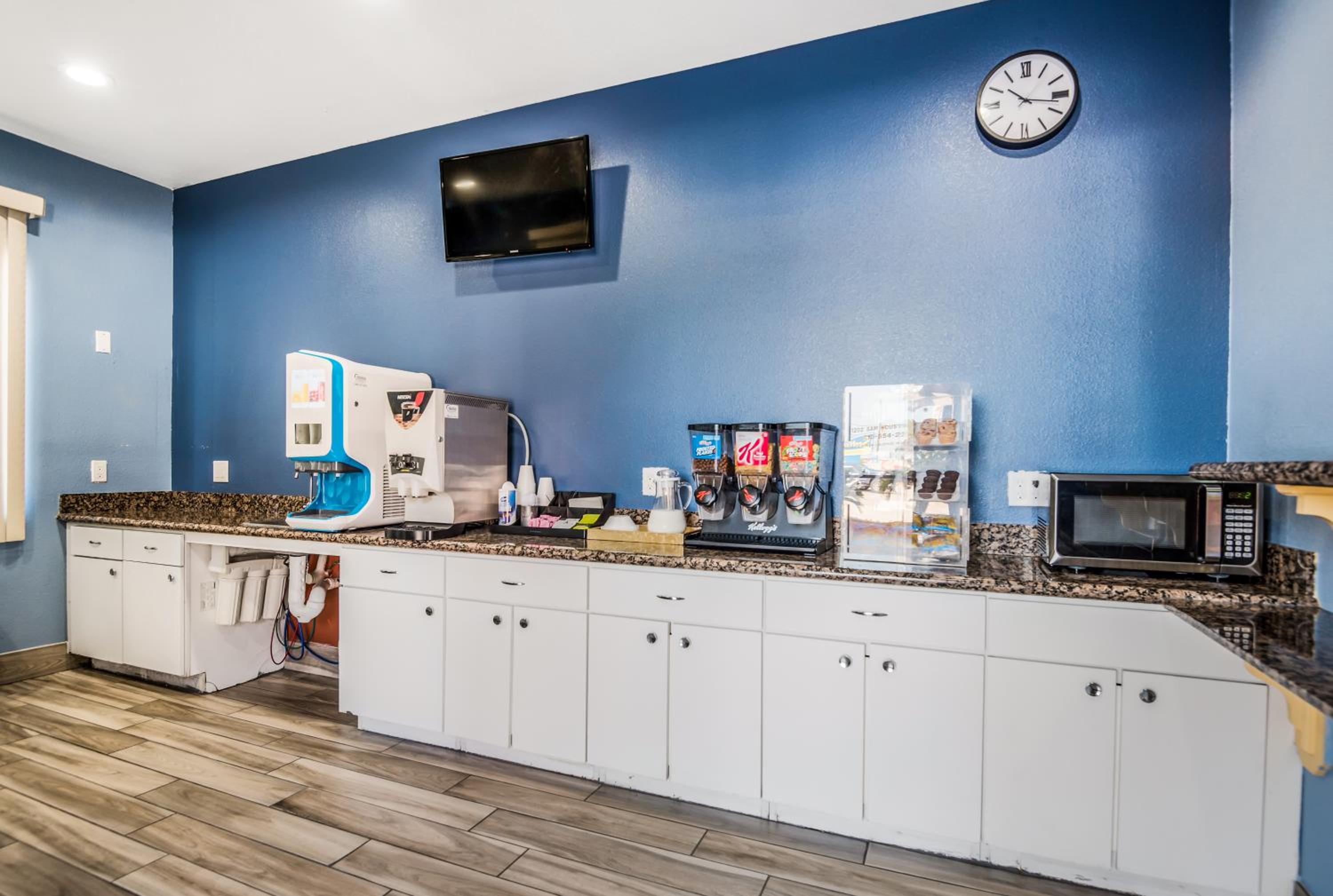 Scottish Inns & Suites IAH Airport-Beltway 8 - Image 4