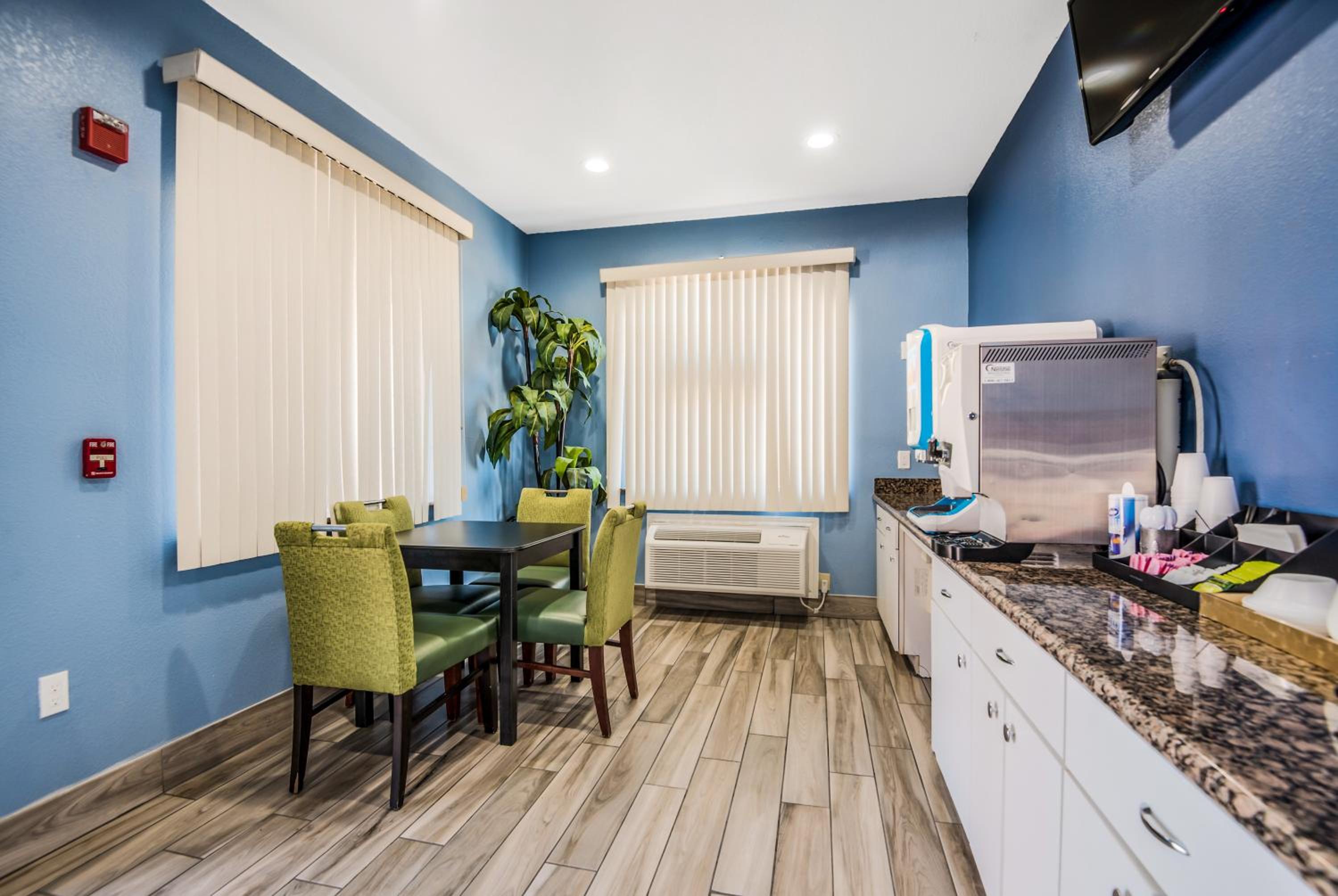 Scottish Inns & Suites IAH Airport-Beltway 8