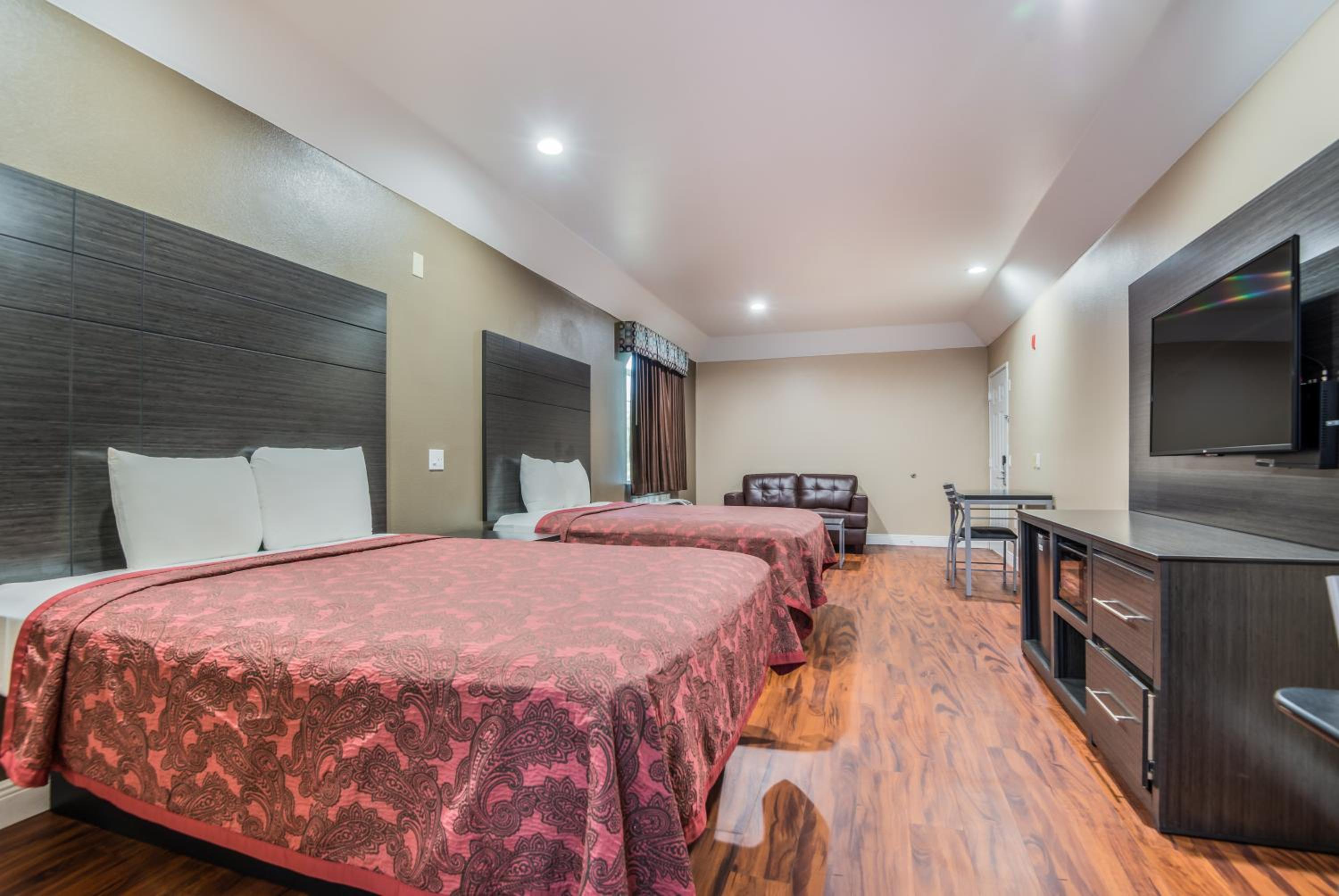 Scottish Inns & Suites IAH Airport-Beltway 8 - Image 2