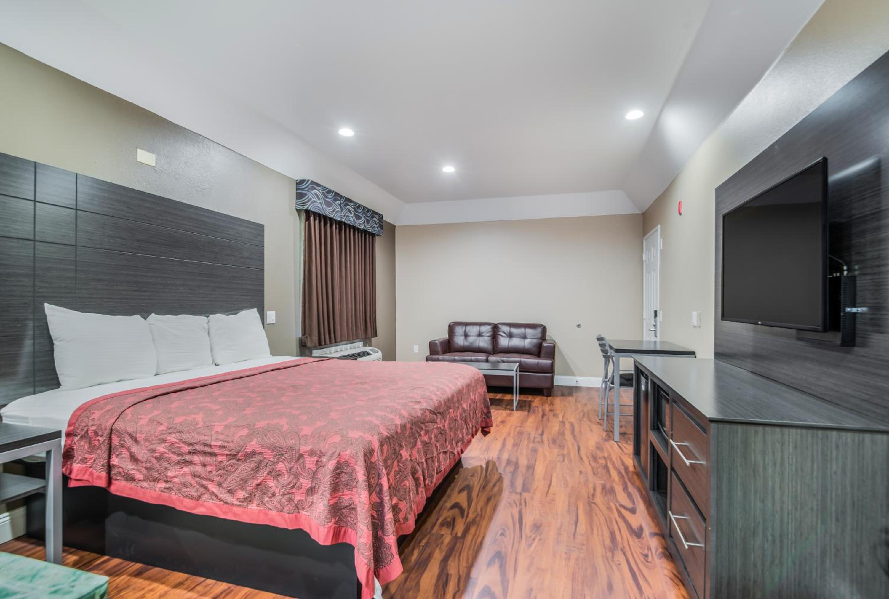 Scottish Inns & Suites IAH Airport-Beltway 8 - Image 5