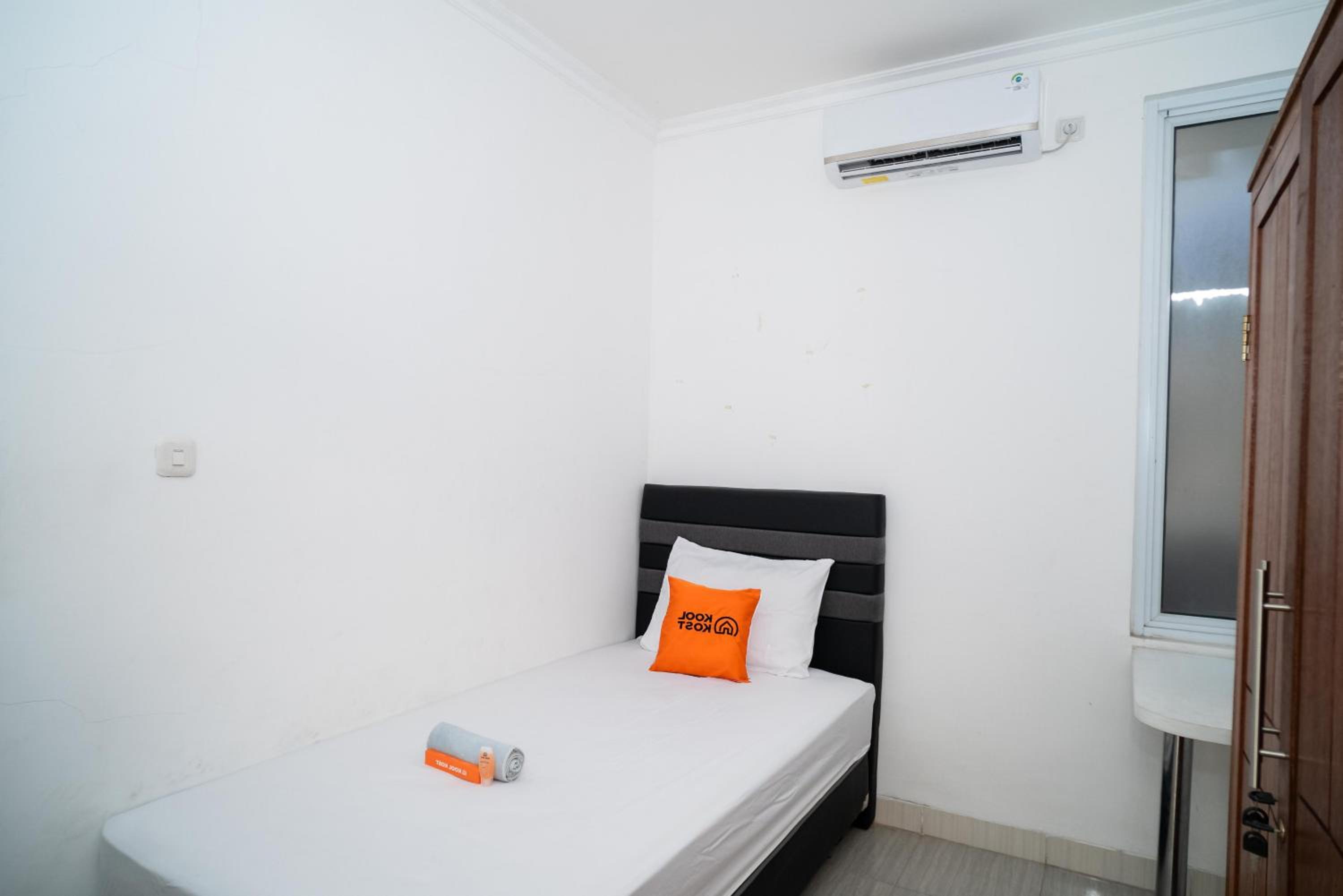 KoolKost Syariah near Stasiun Rawa Buntu (Minimum Stay 6 Nights)