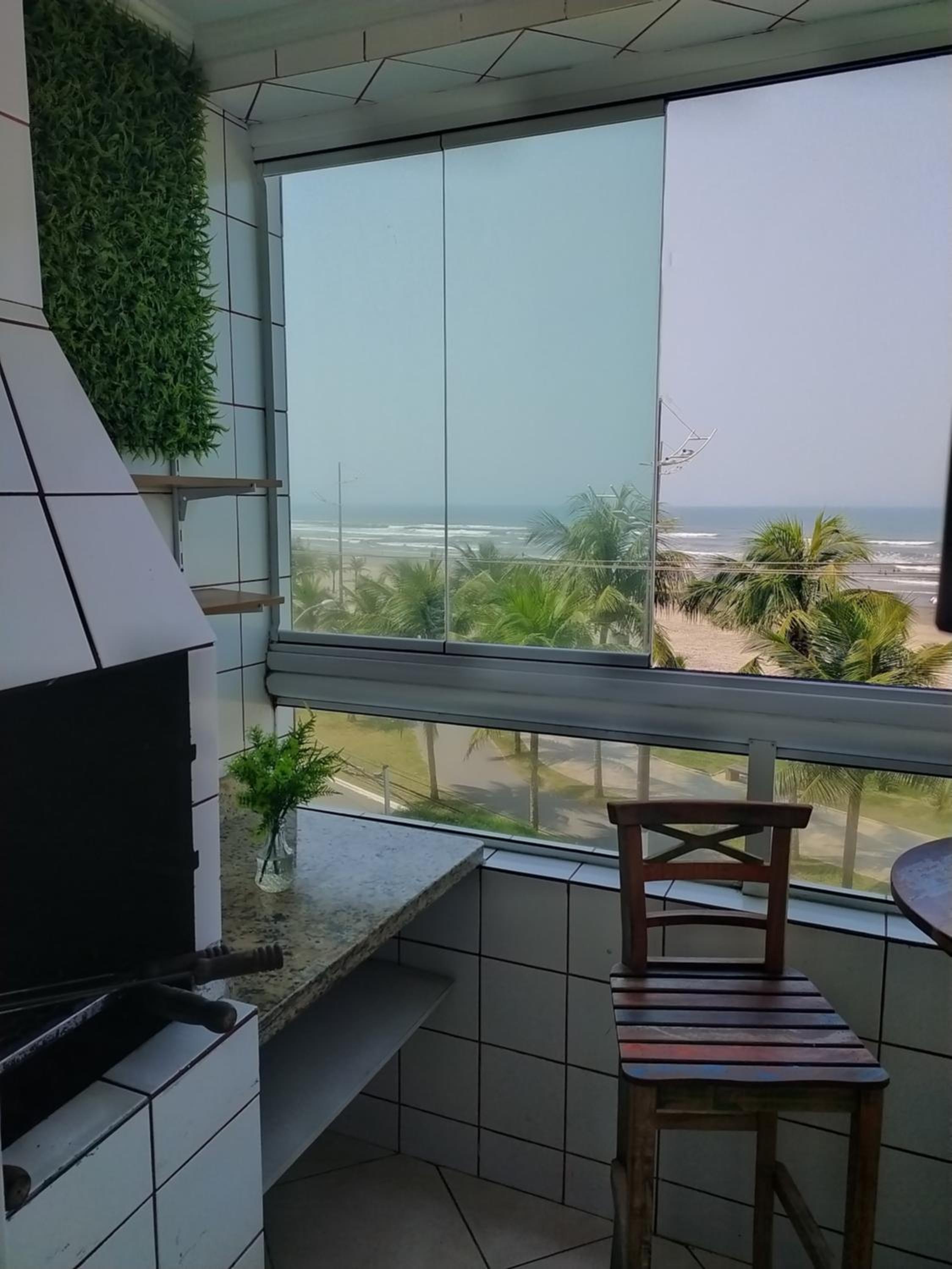 Apto. (pé na areia) com Churrasqueira na sacada